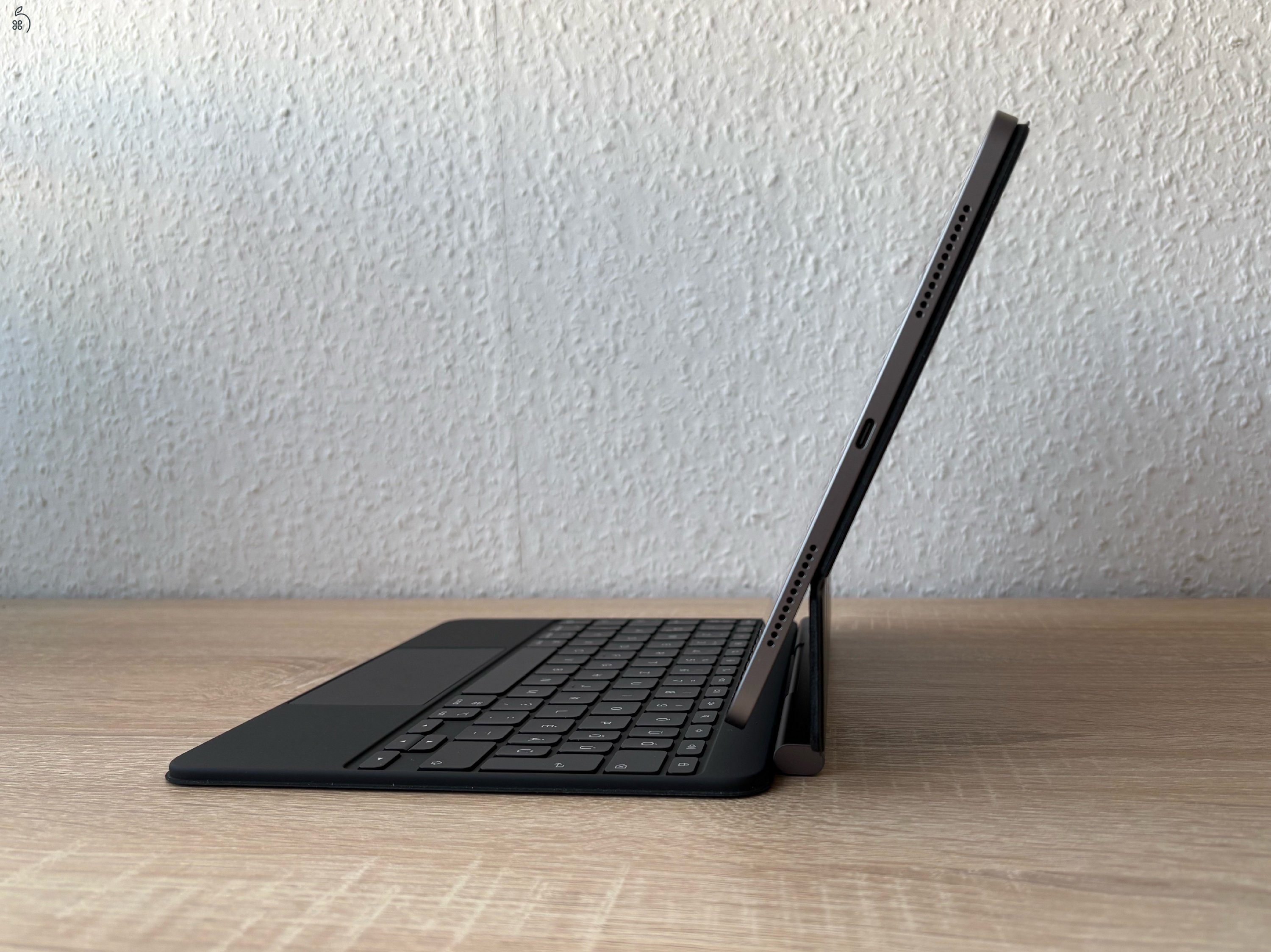 Apple iPad Air M3 11” (2025) 128GB Wi-Fi Space Gray + Apple Magic Keyboard (HU) Black