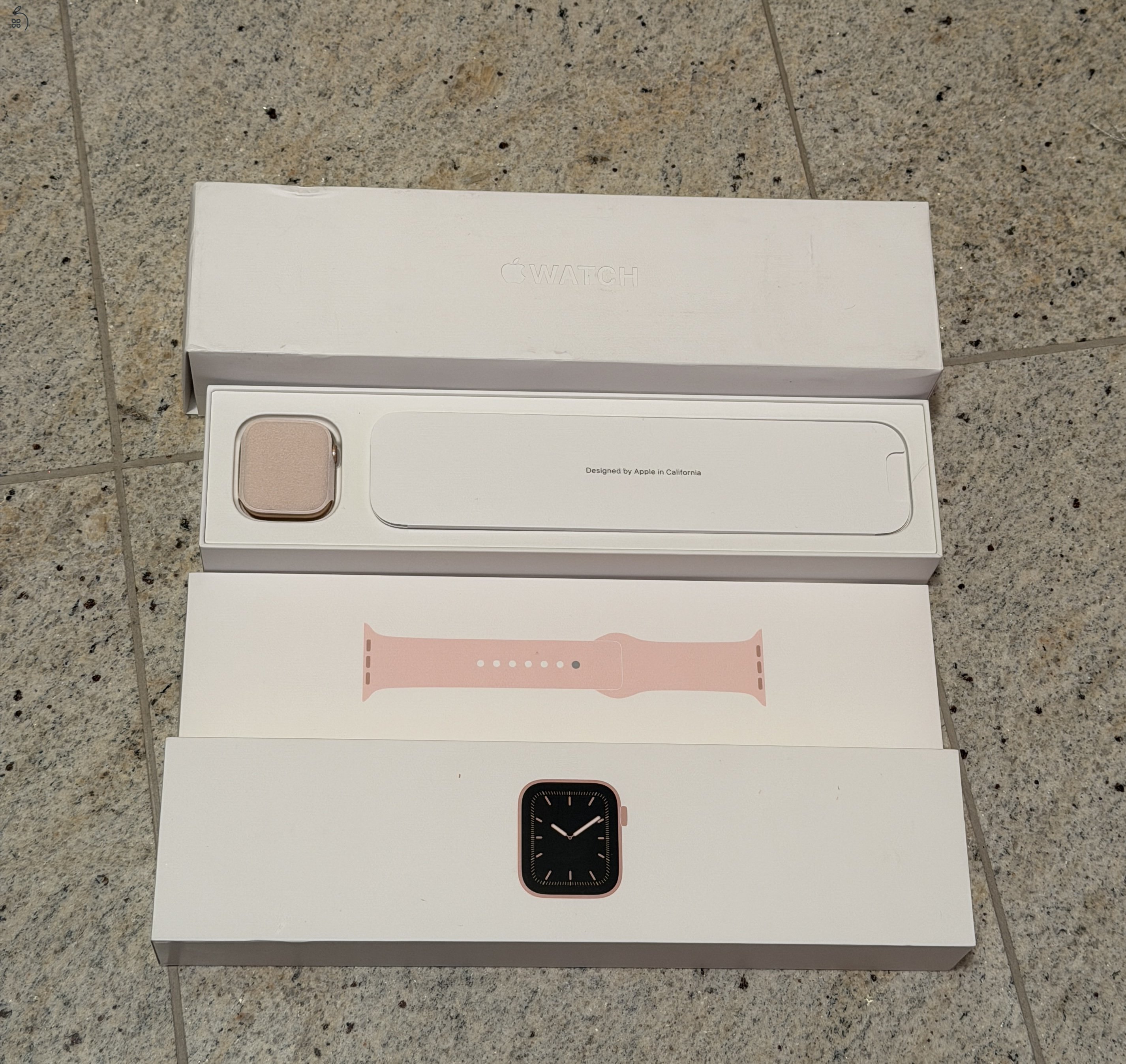 Apple Watch Series 5, 40mm,Cellular, arany színű, tökéletes állapotú, minden eredeti tartozékkal 