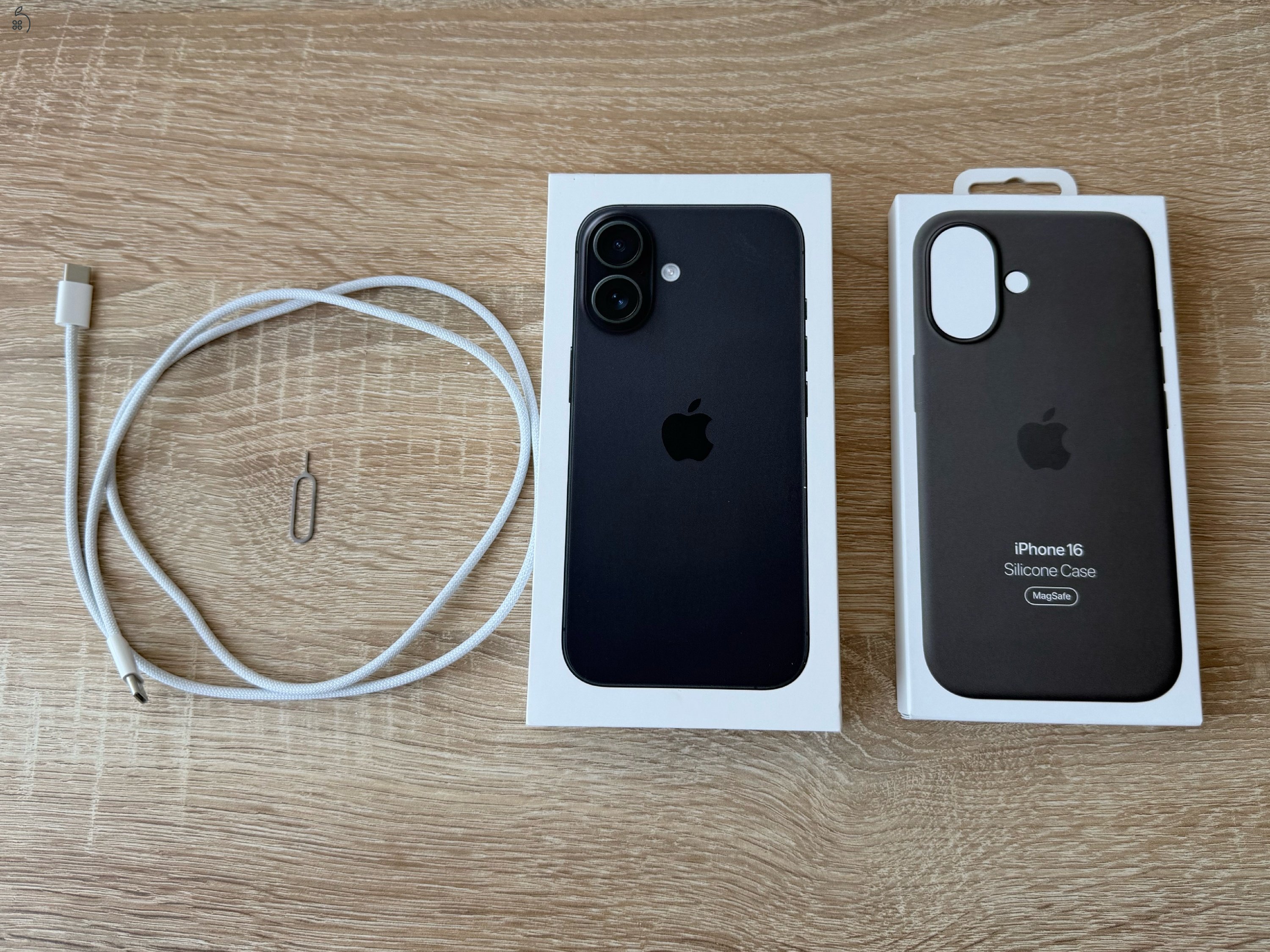 Apple iPhone 16 128GB Black (5 hó Apple garancia) + Apple MagSafe szilikontok