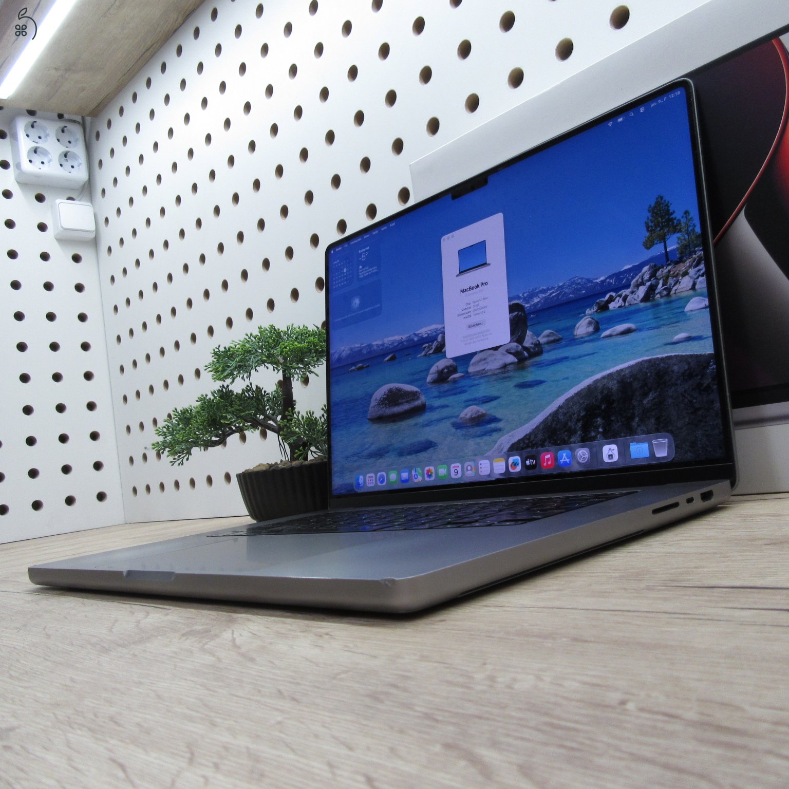 MacBook Pro 16 (2021) M1 Max, 32GB RAM, 500GB SSD, 16” XDR kijelző. Megkímélt állapot, 85% akku (481 ciklus), töltővel, 3 hónap garancia.