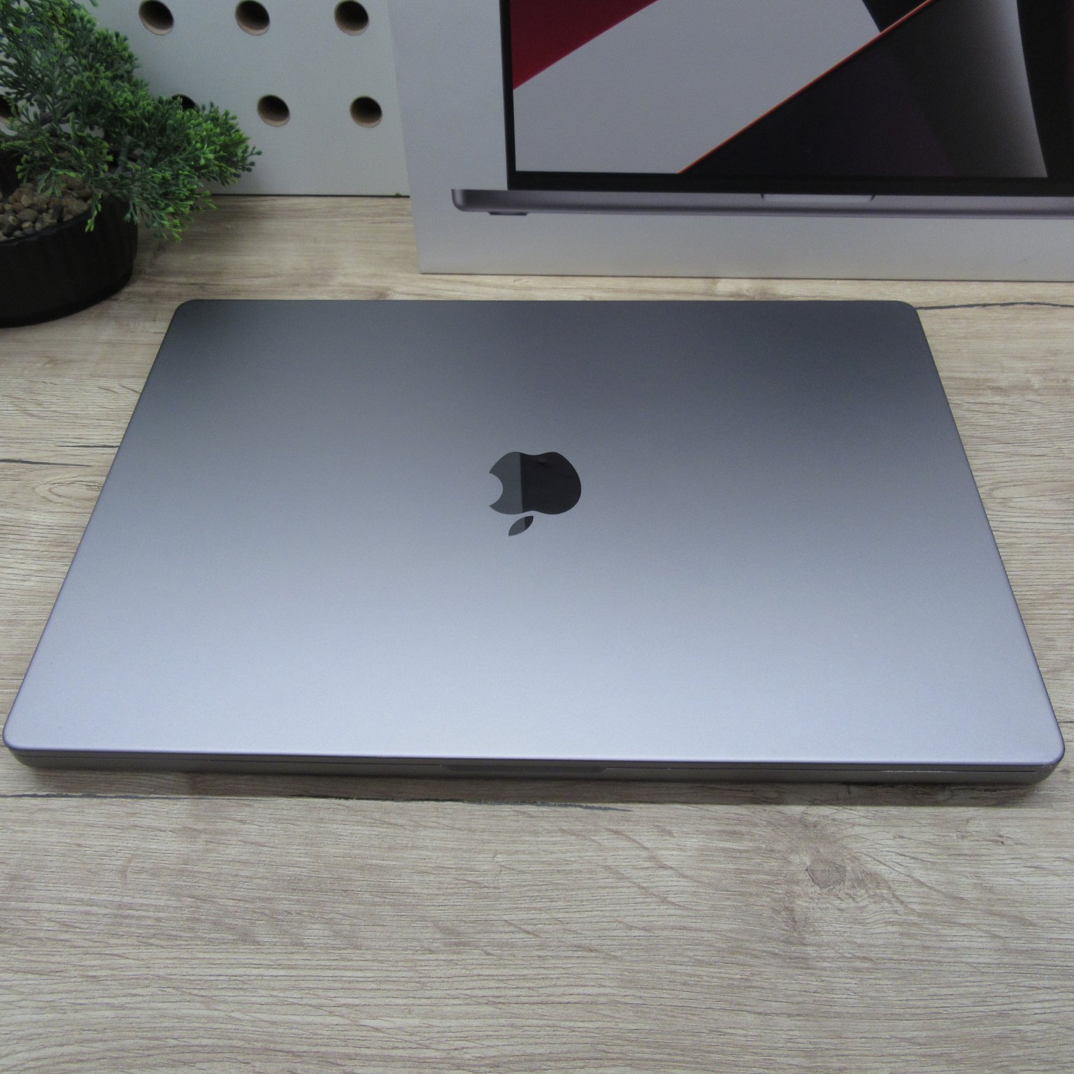 MacBook Pro 16 (2021) M1 Max, 32GB RAM, 500GB SSD, 16” XDR kijelző. Megkímélt állapot, 85% akku (481 ciklus), töltővel, 3 hónap garancia.