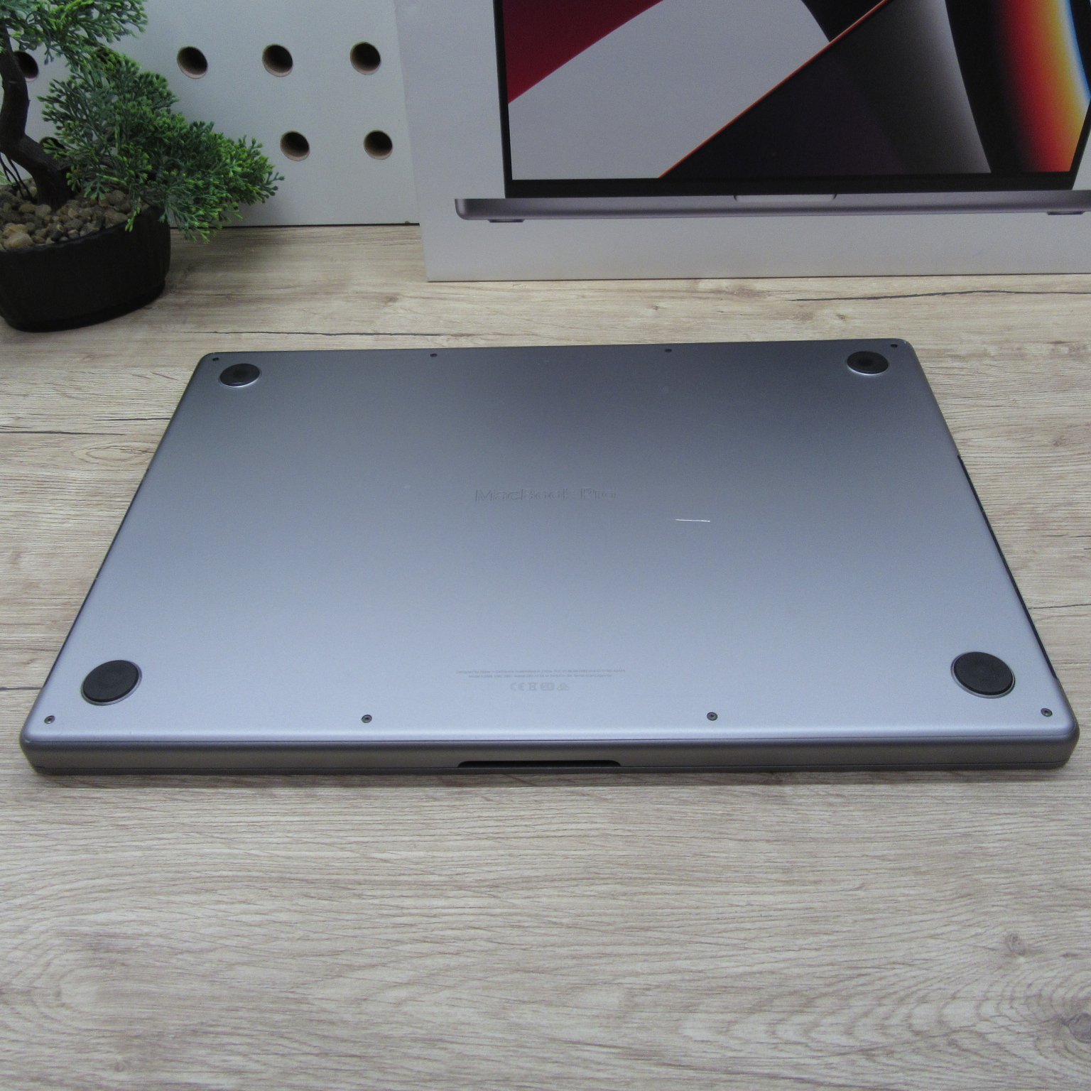 MacBook Pro 16 (2021) M1 Max, 32GB RAM, 500GB SSD, 16” XDR kijelző. Megkímélt állapot, 85% akku (481 ciklus), töltővel, 3 hónap garancia.