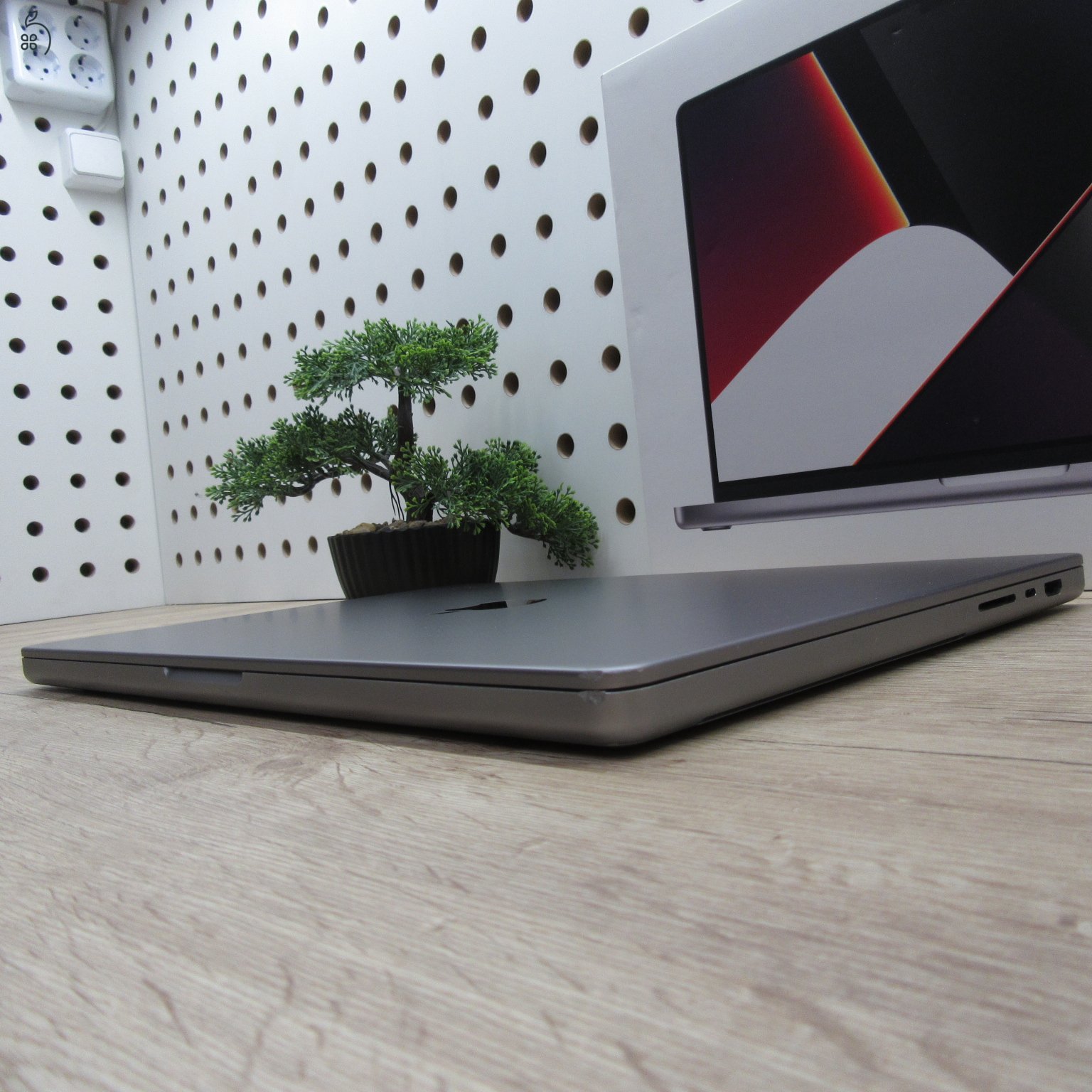 MacBook Pro 16 (2021) M1 Max, 32GB RAM, 500GB SSD, 16” XDR kijelző. Megkímélt állapot, 85% akku (481 ciklus), töltővel, 3 hónap garancia.