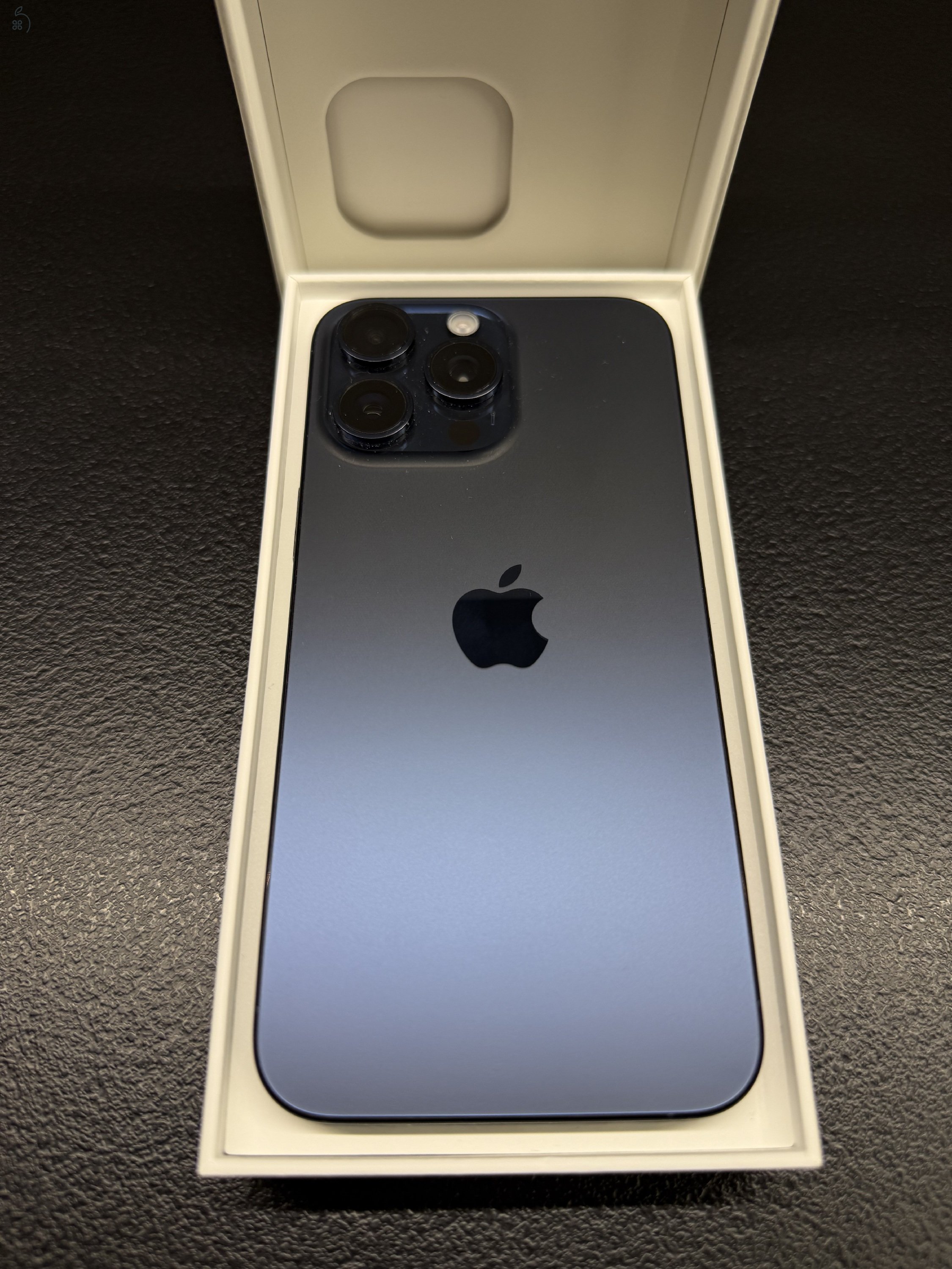 Eladó iPhone 15 Pro Max 256g Kék színben