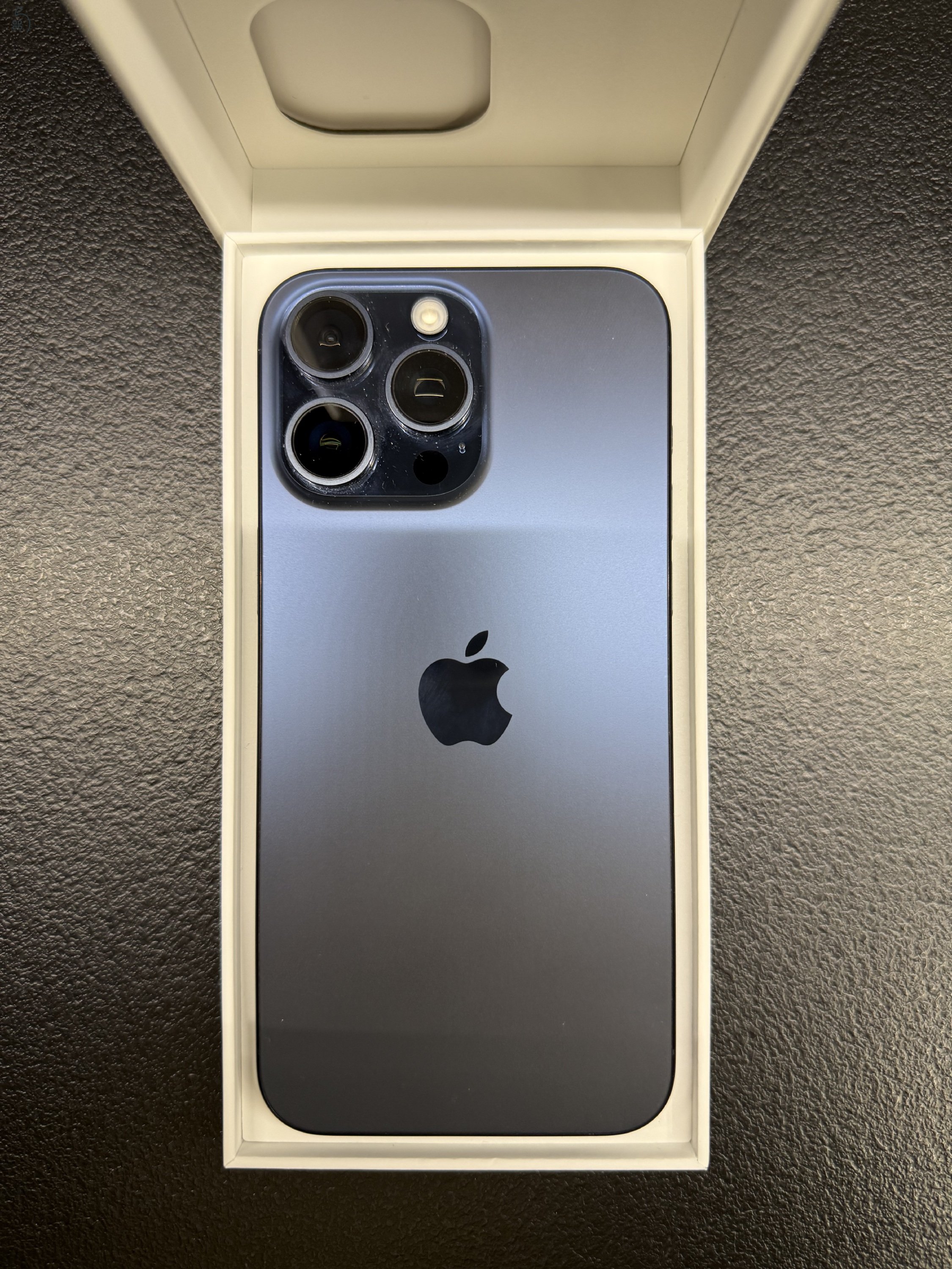 Eladó iPhone 15 Pro Max 256g Kék színben