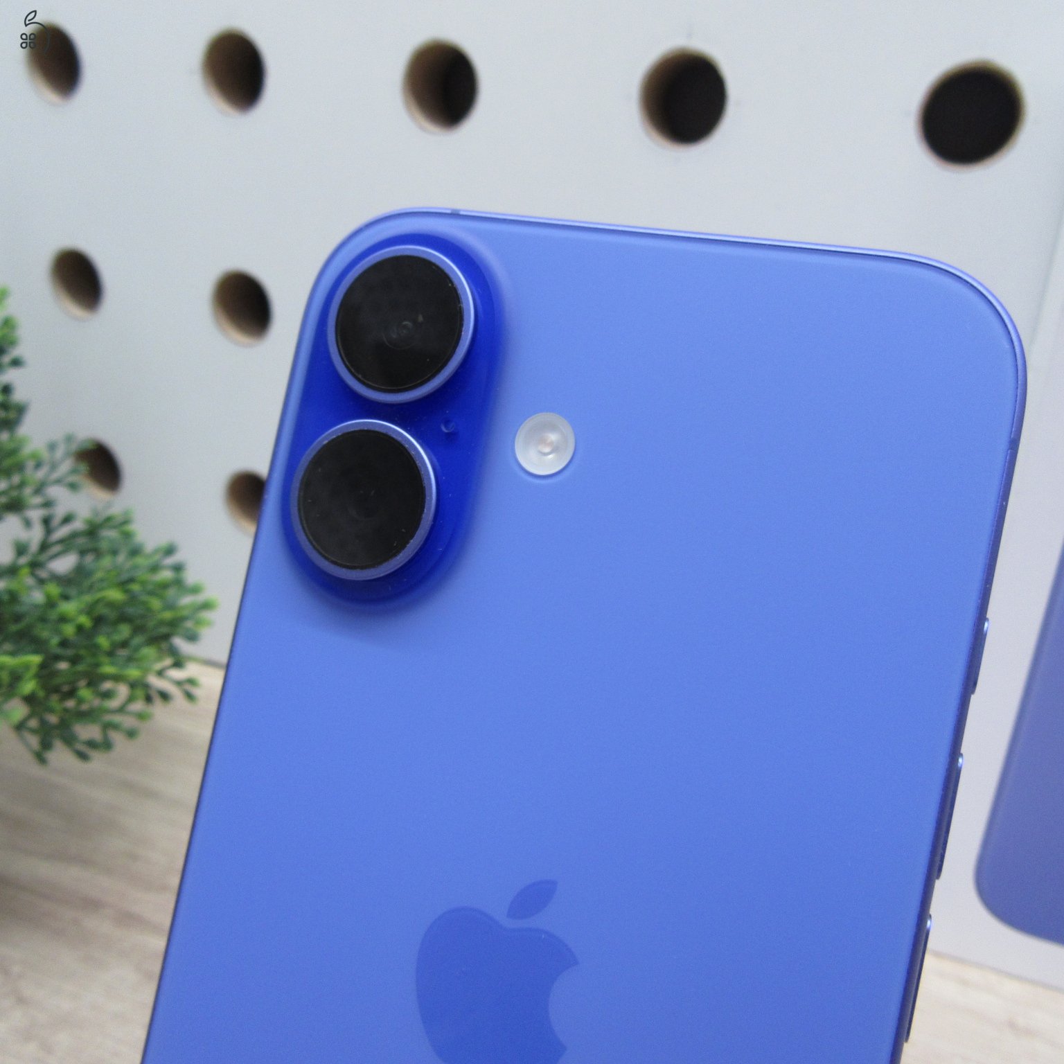 Apple iPhone 16 128GB Ultramarine használt, karcmentes 98% akku – 6 hónap garancia