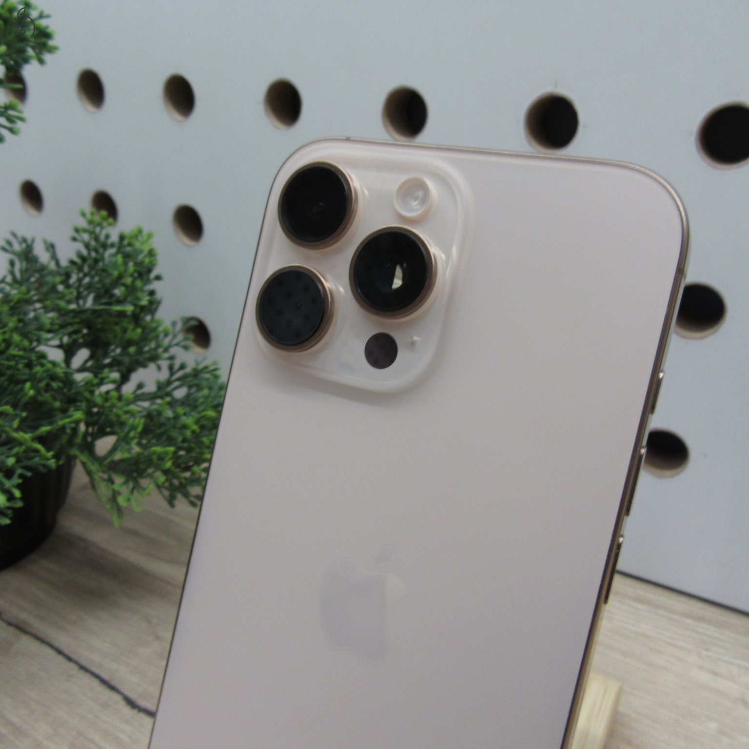 Apple iPhone 16 Pro Max 256GB Desert Titanium – használt, újszerű, 100% akku, 6 hónap garancia