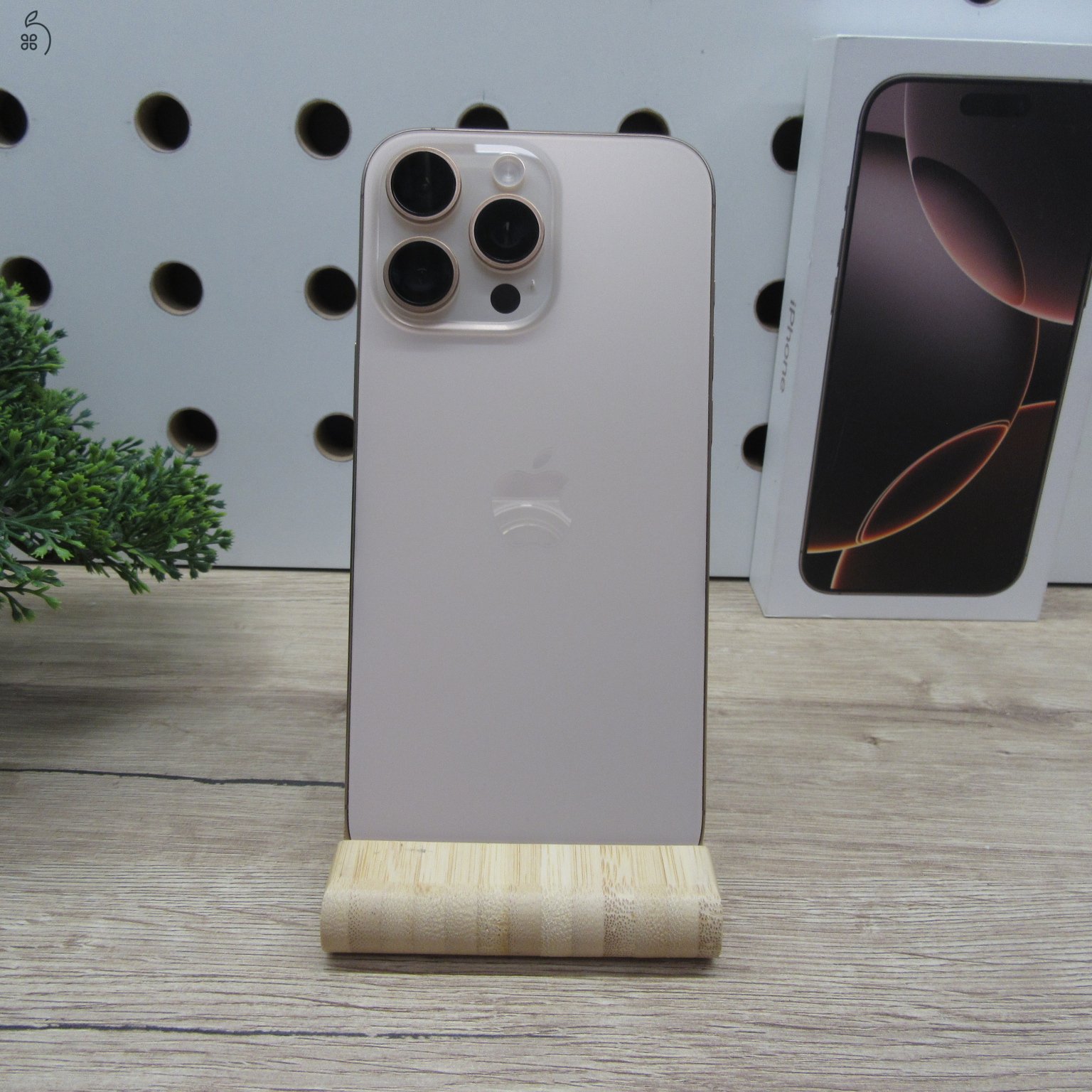 Apple iPhone 16 Pro Max 256GB Desert Titanium – használt, újszerű, 100% akku, 6 hónap garancia