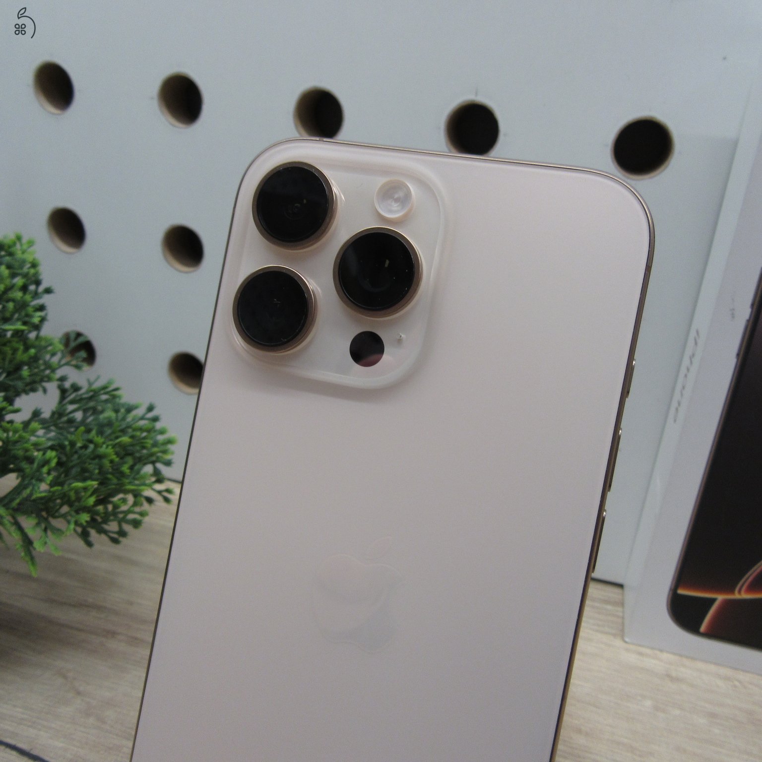 Apple iPhone 16 Pro Max 256GB Desert Titanium – használt, 98% akku, 6 hónap garancia