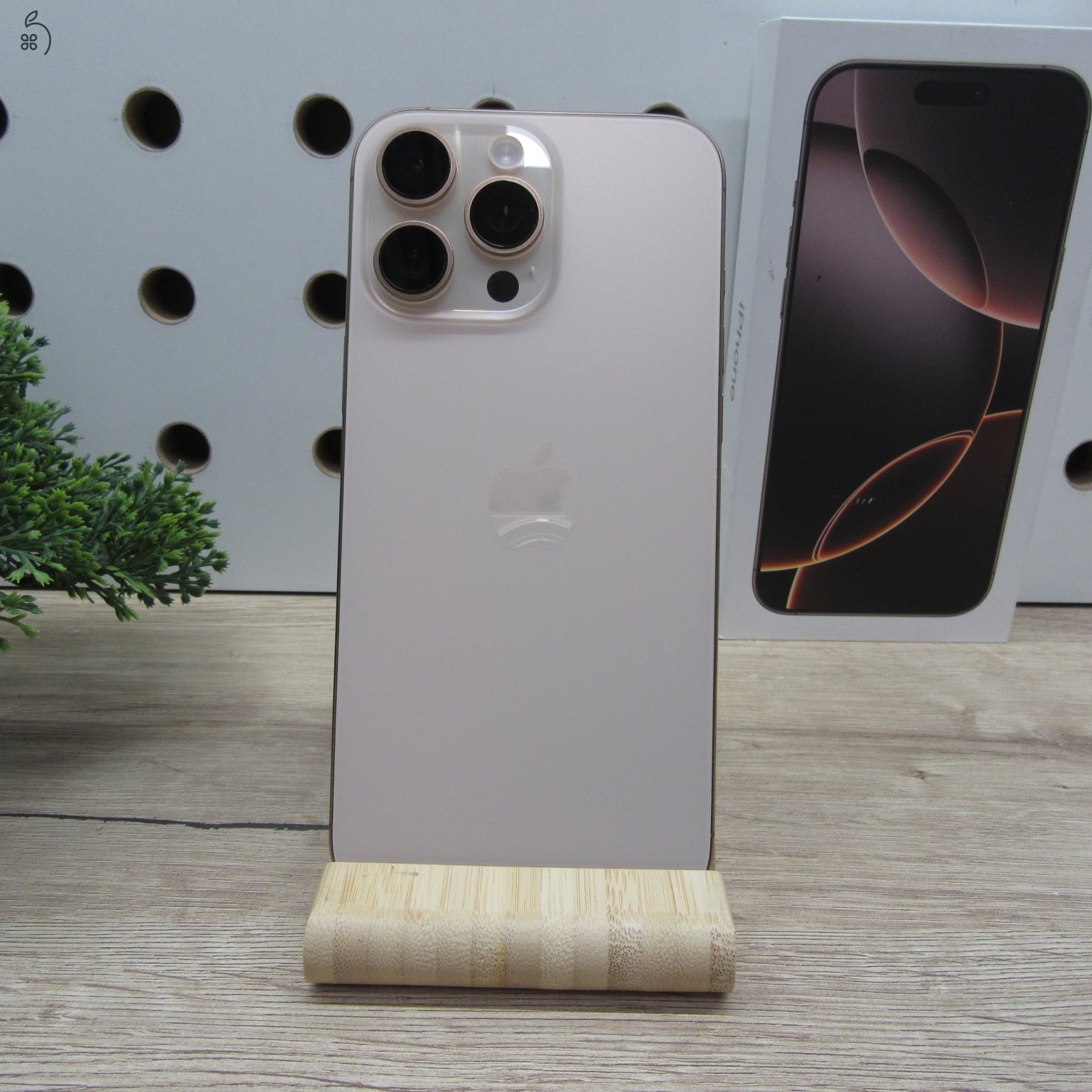 Apple iPhone 16 Pro Max 256GB Desert Titanium – használt, 98% akku, 6 hónap garancia