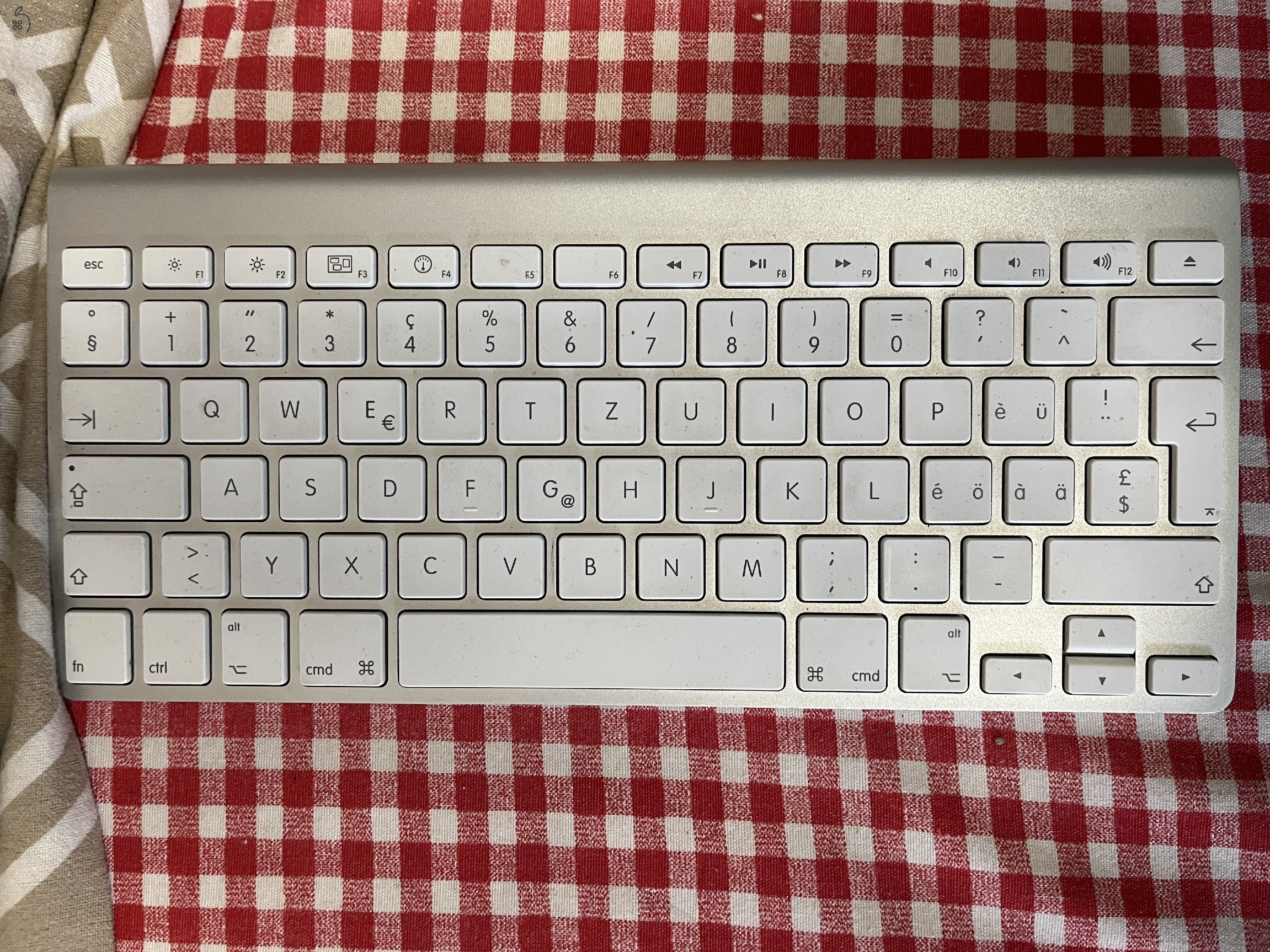 APPLE Wireless billentyűzet sváci kiosztással eladó.