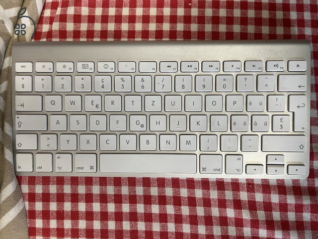 APPLE Wireless billentyűzet sváci kiosztással eladó.