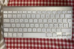 APPLE Wireless billentyűzet sváci kiosztással eladó.
