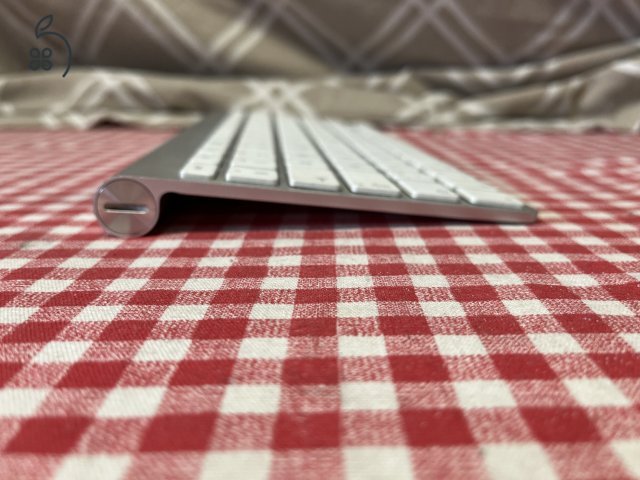 APPLE Wireless billentyűzet sváci kiosztással eladó.