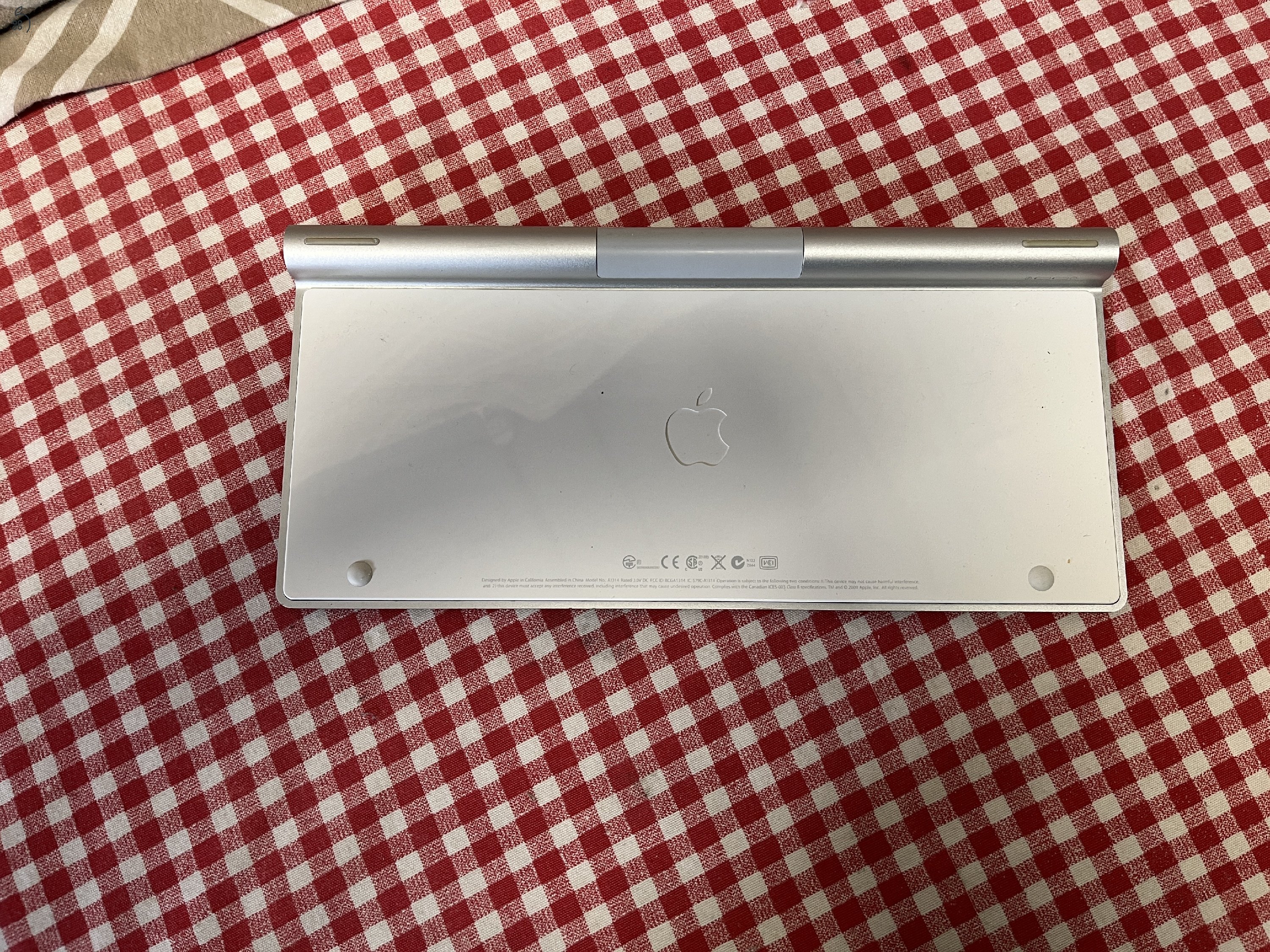 APPLE Wireless billentyűzet sváci kiosztással eladó.