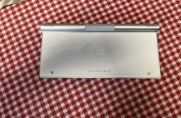 APPLE Wireless billentyűzet sváci kiosztással eladó.