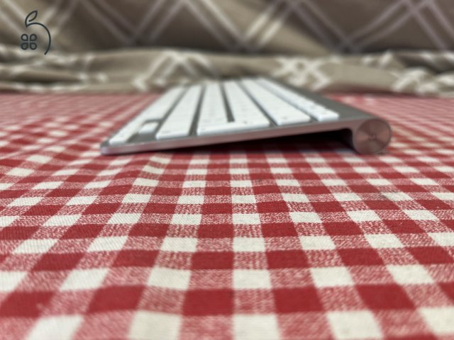 APPLE Wireless billentyűzet sváci kiosztással eladó.