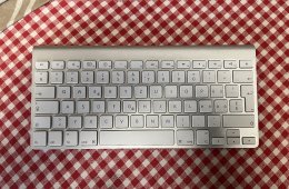 APPLE Wireless billentyűzet sváci kiosztással eladó.