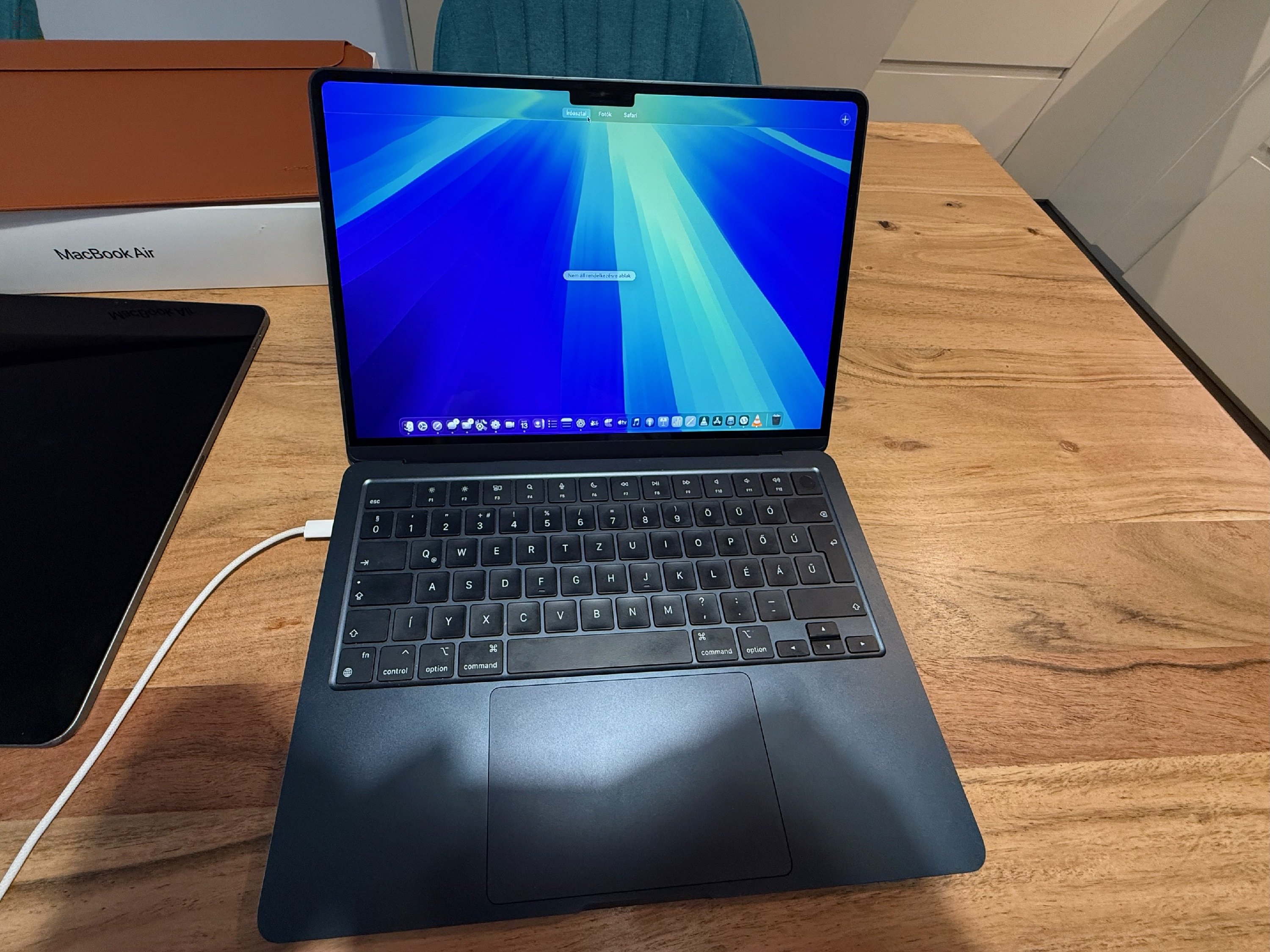 Apple MacBook Air M2 13” – alacsony ciklusszám, Epico bőrtokkal