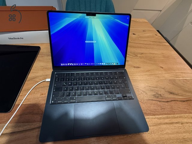 Apple MacBook Air M2 13” – alacsony ciklusszám, Epico bőrtokkal