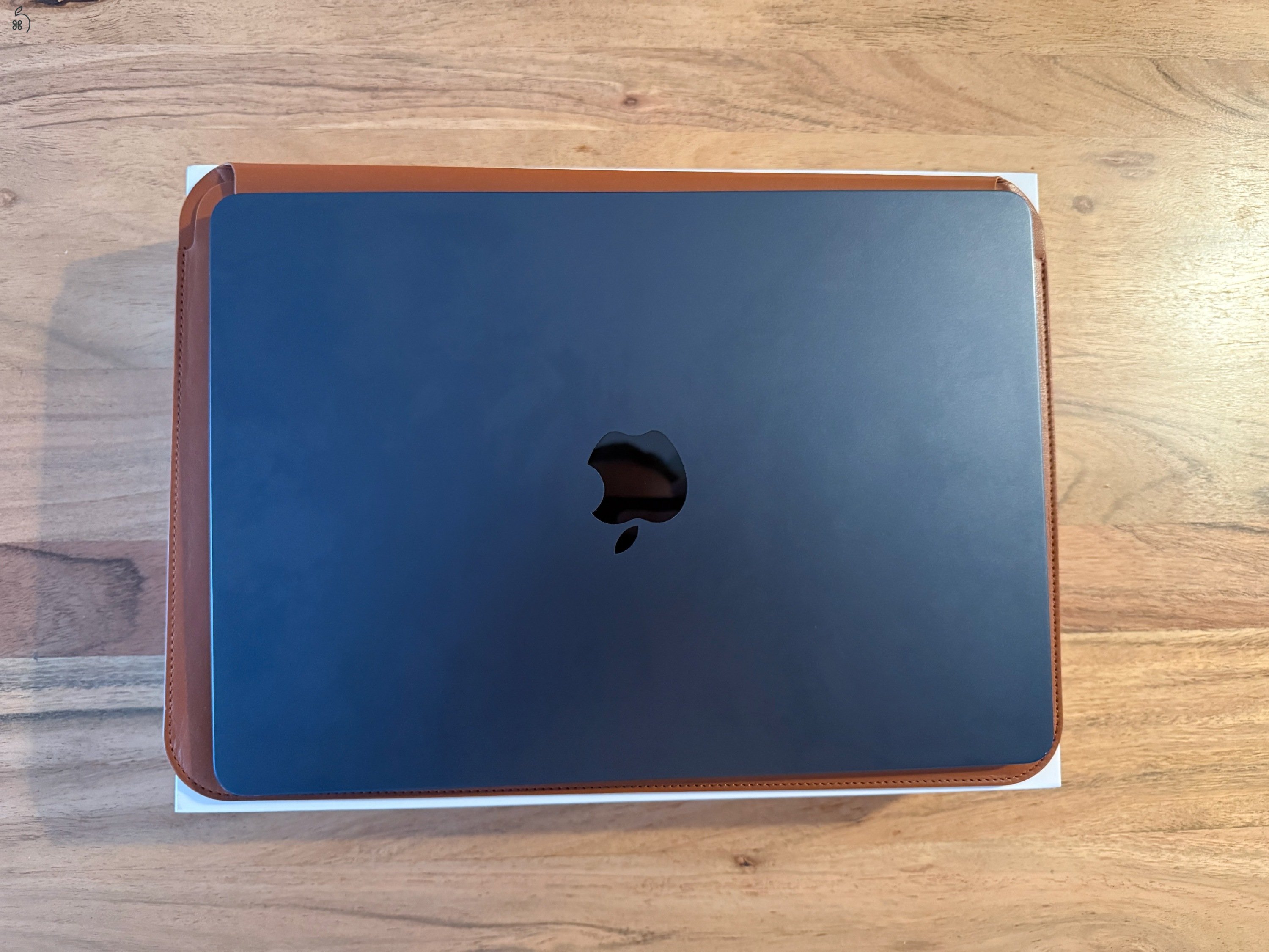 Apple MacBook Air M2 13” – alacsony ciklusszám, Epico bőrtokkal