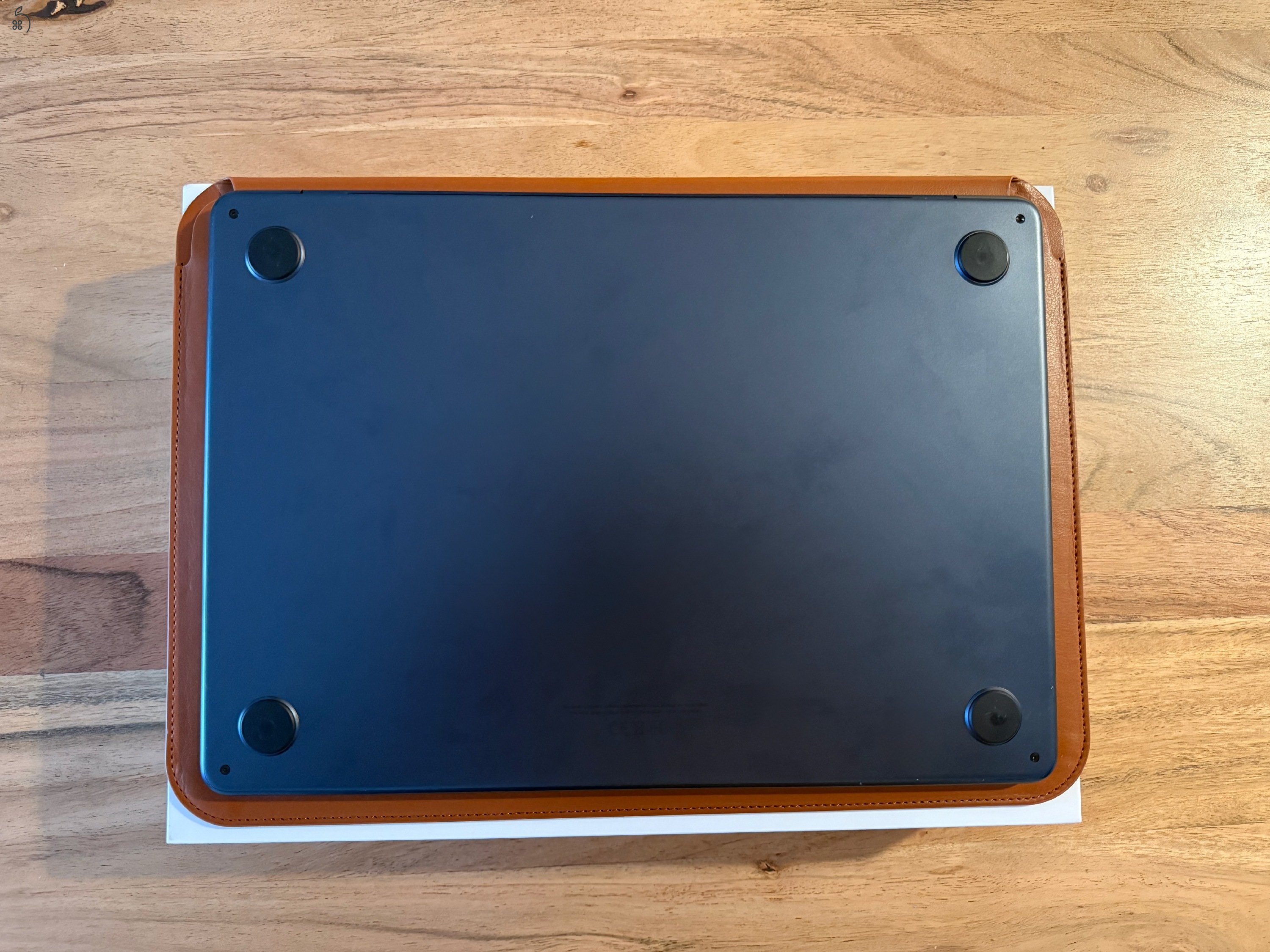 Apple MacBook Air M2 13” – alacsony ciklusszám, Epico bőrtokkal