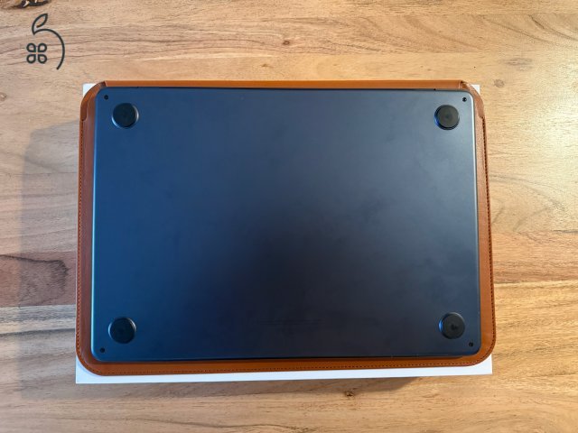 Apple MacBook Air M2 13” – alacsony ciklusszám, Epico bőrtokkal