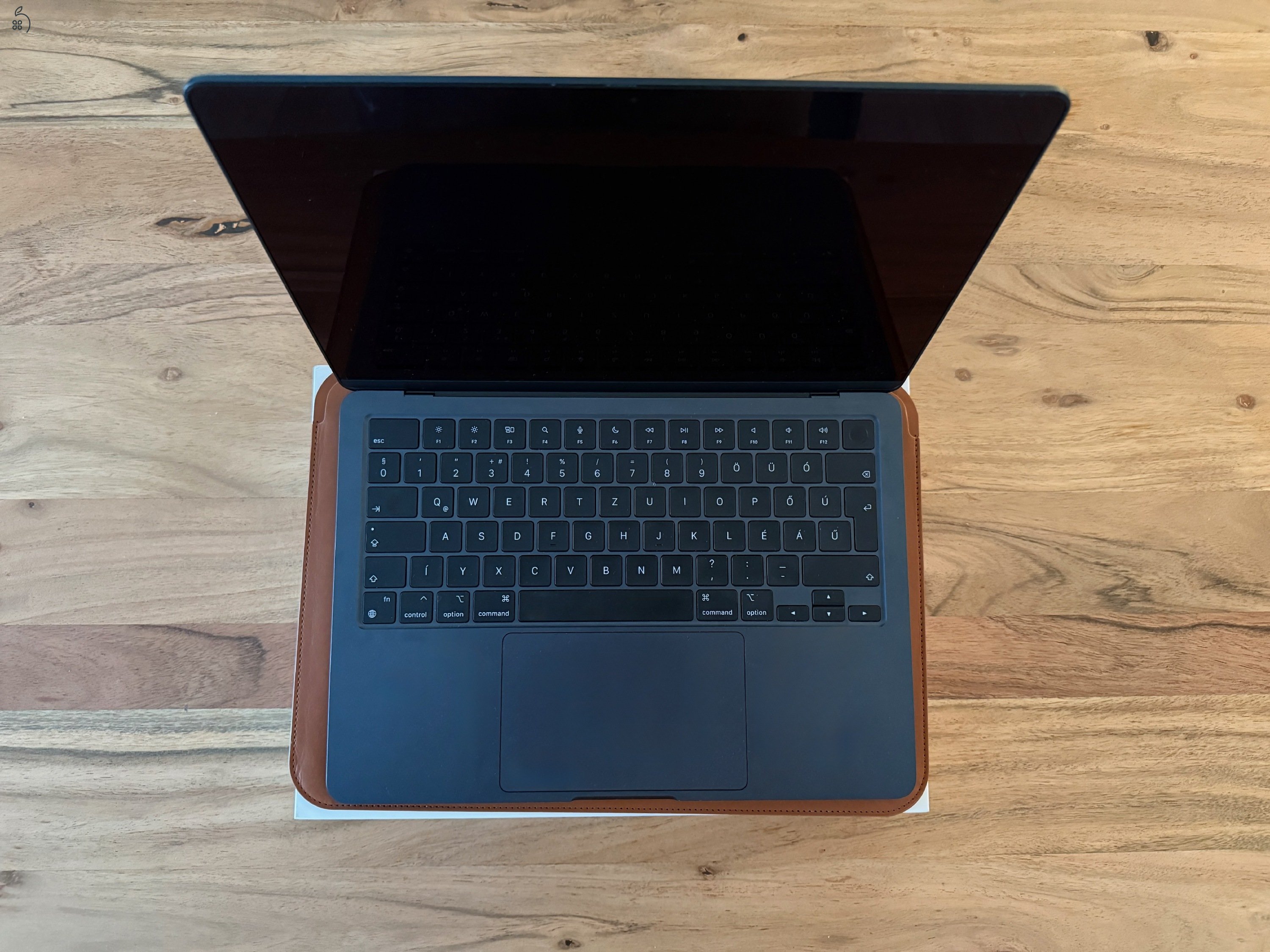 Apple MacBook Air M2 13” – alacsony ciklusszám, Epico bőrtokkal