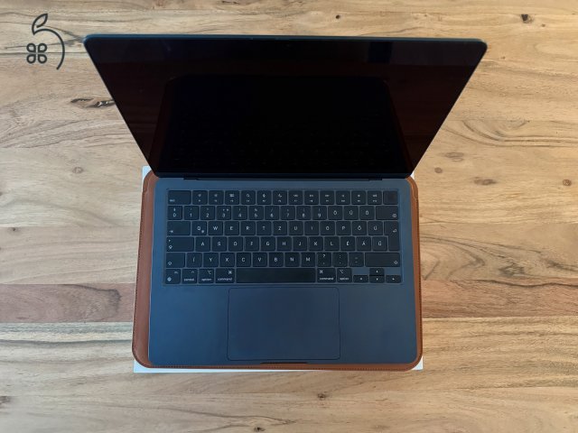 Apple MacBook Air M2 13” – alacsony ciklusszám, Epico bőrtokkal