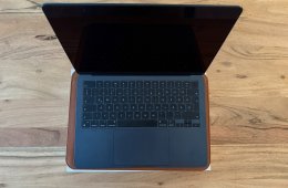 Apple MacBook Air M2 13” – alacsony ciklusszám, Epico bőrtokkal