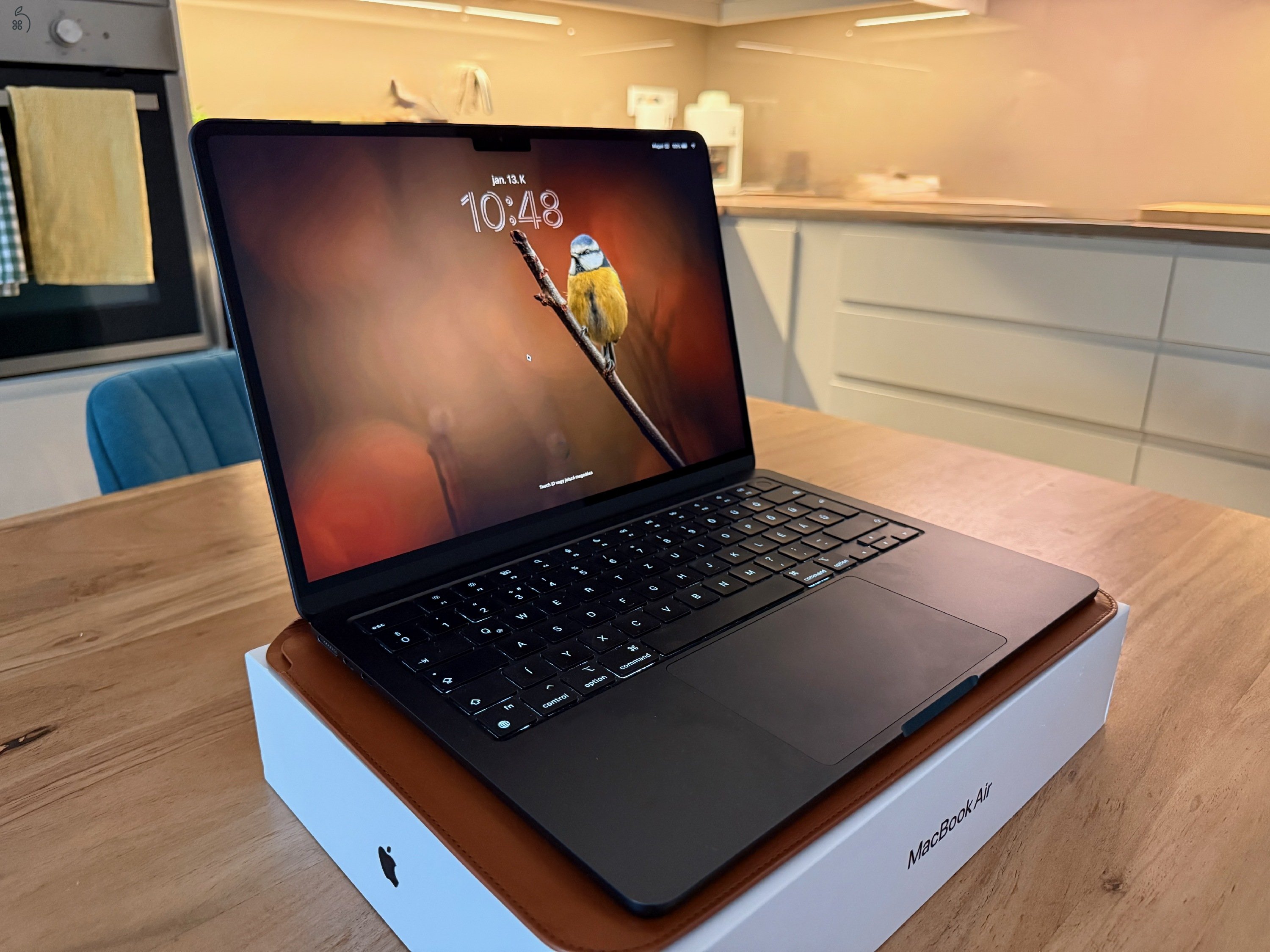 Apple MacBook Air M2 13” – alacsony ciklusszám, Epico bőrtokkal