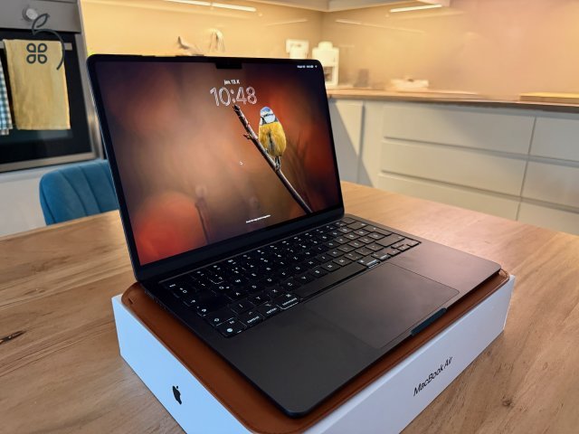 Apple MacBook Air M2 13” – alacsony ciklusszám, Epico bőrtokkal