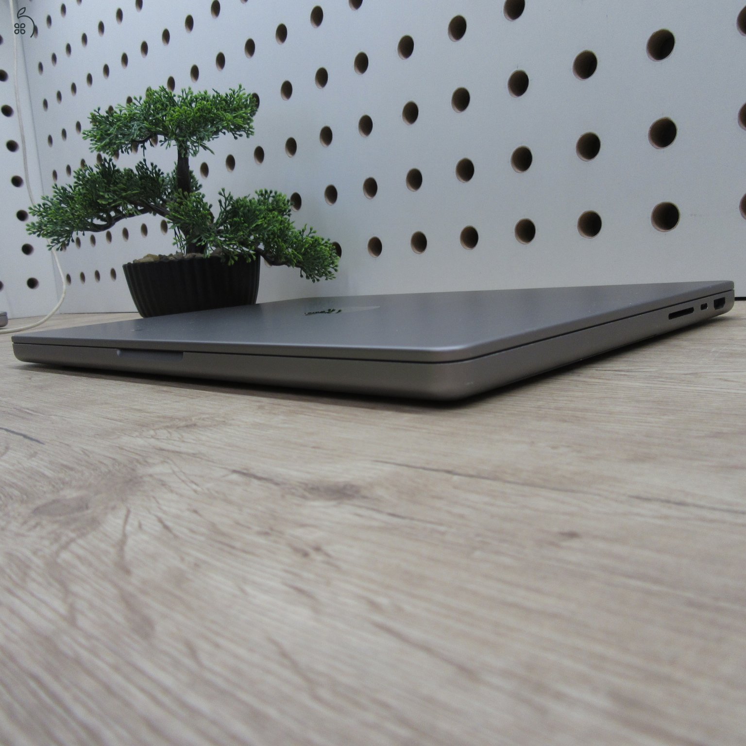 Apple MacBook Pro 14 M1 Max (2021) 32GB/1TB használt, megkímélt, akku 83%