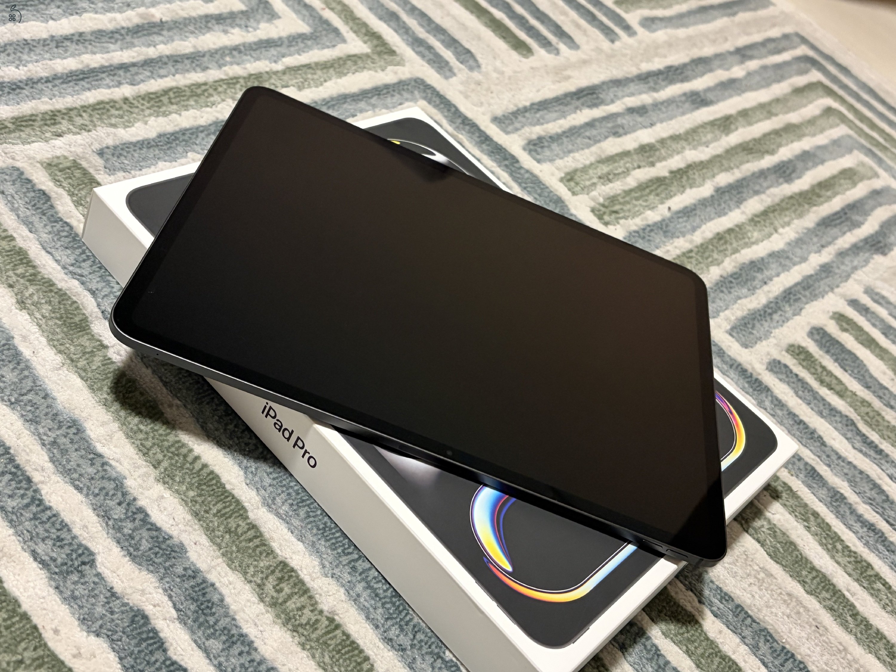 iPad PRO 13” M4 chip szinte új 512GB WIFI 100% akku + magic keyboard.