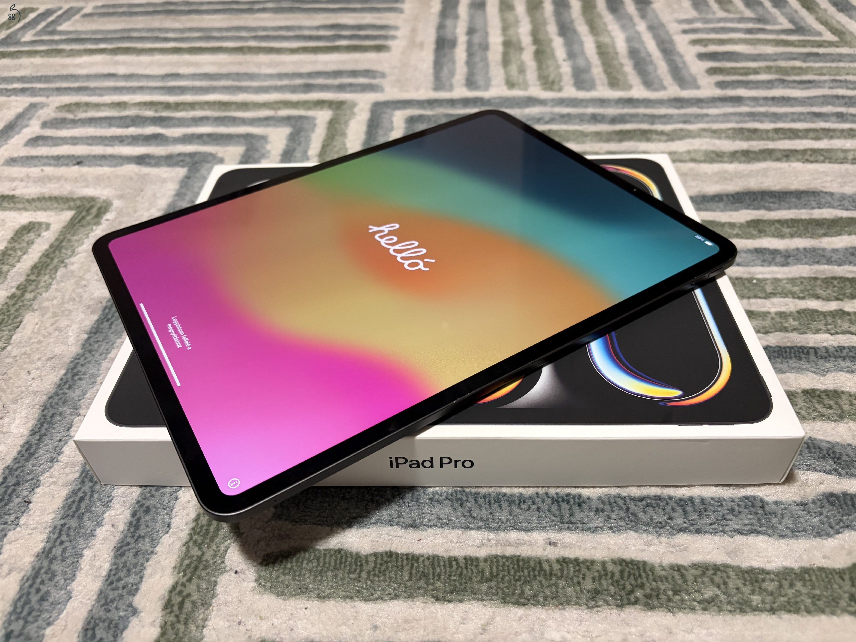 iPad PRO 13” M4 chip szinte új 512GB WIFI 100% akku + magic keyboard.