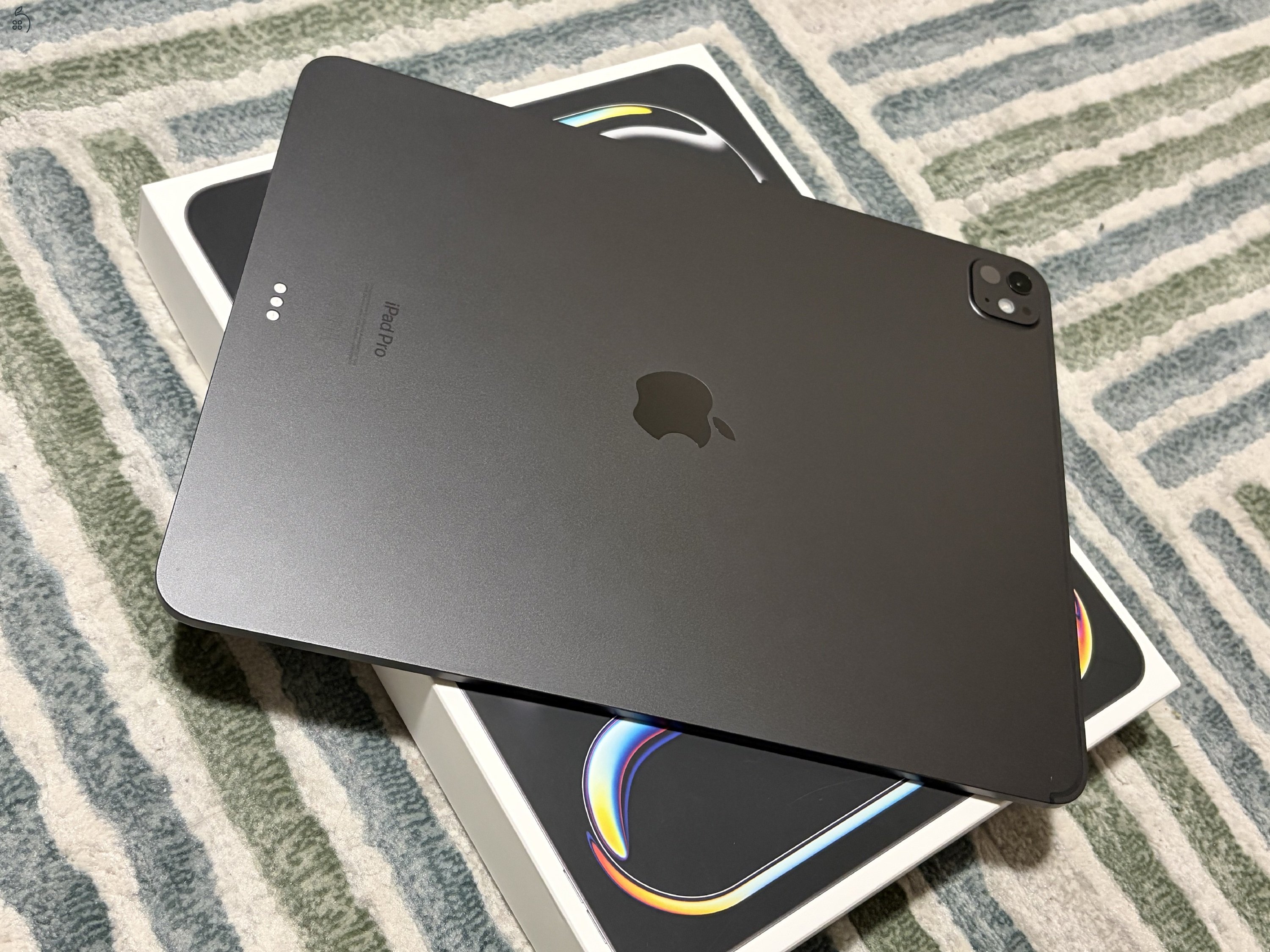 iPad PRO 13” M4 chip szinte új 512GB WIFI 100% akku + magic keyboard.