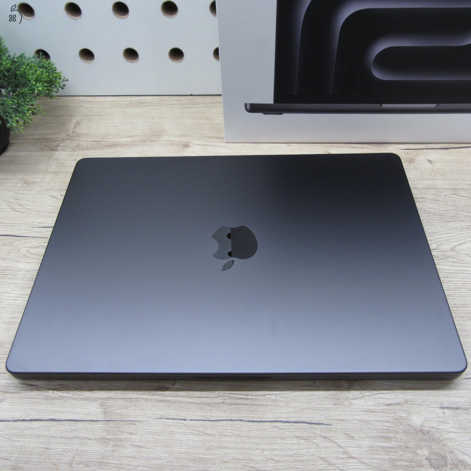 Apple MacBook Pro 14 (2024) 16GB / 512GB – használt, karcmentes – 100% akku