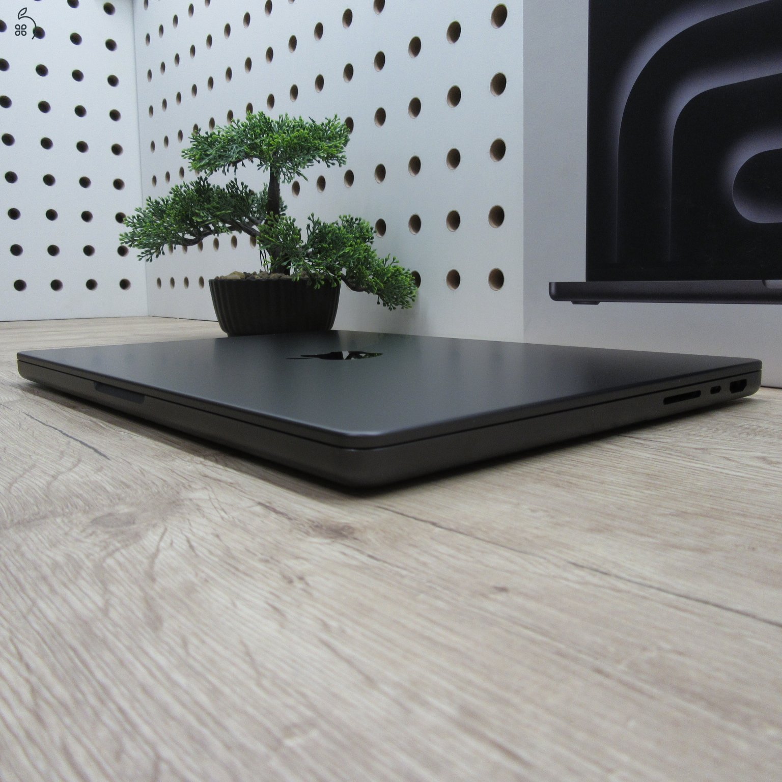 Apple MacBook Pro 14 (2024) 16GB / 512GB – használt, karcmentes – 100% akku