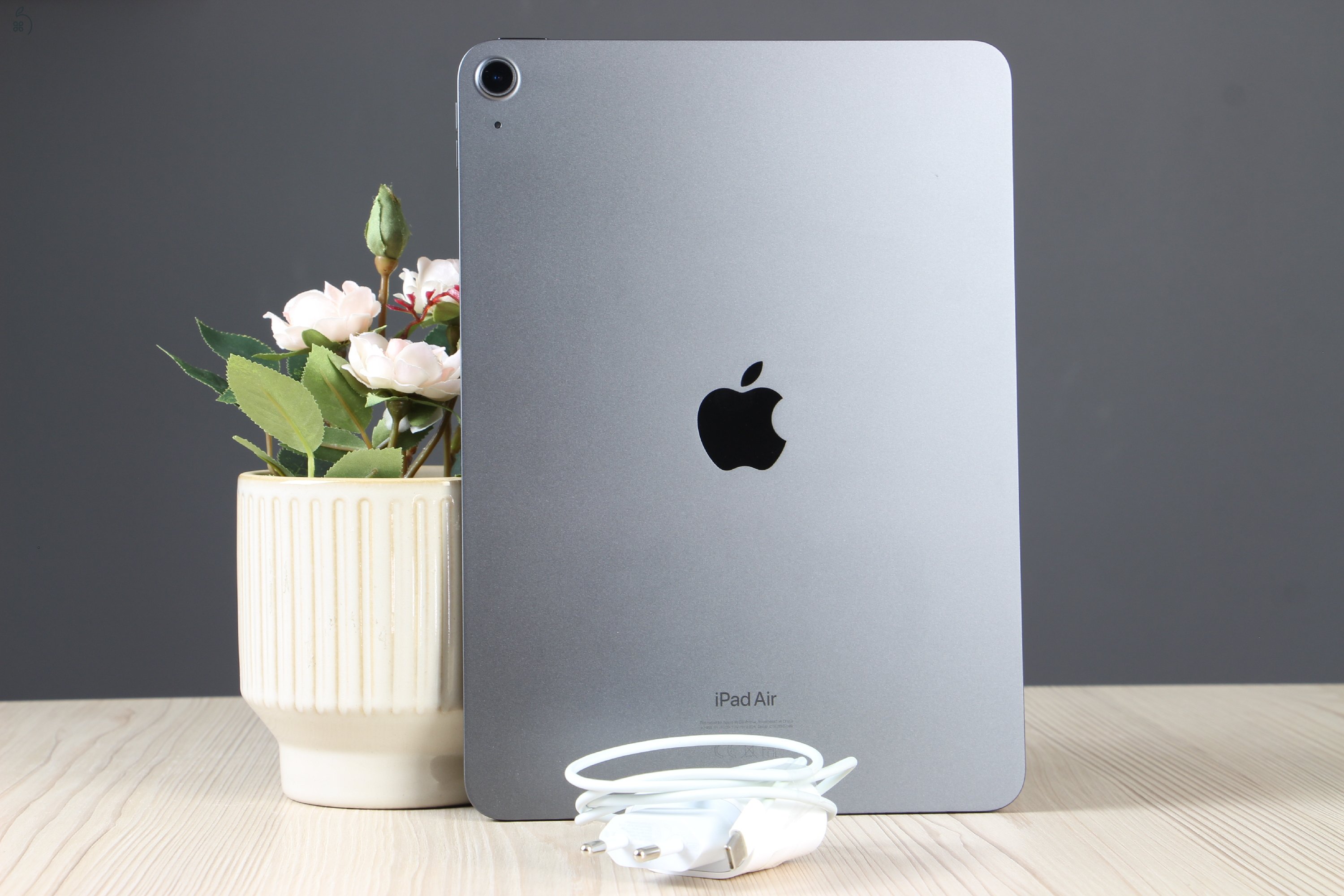 Apple iPad Air 5th. M1 64GB Space Gray Wifi A US-7591