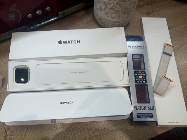 ELADÓ Apple Watch SE2 Cellular 40mm Silver Aluminimum Case óra makulátlan állapotban.