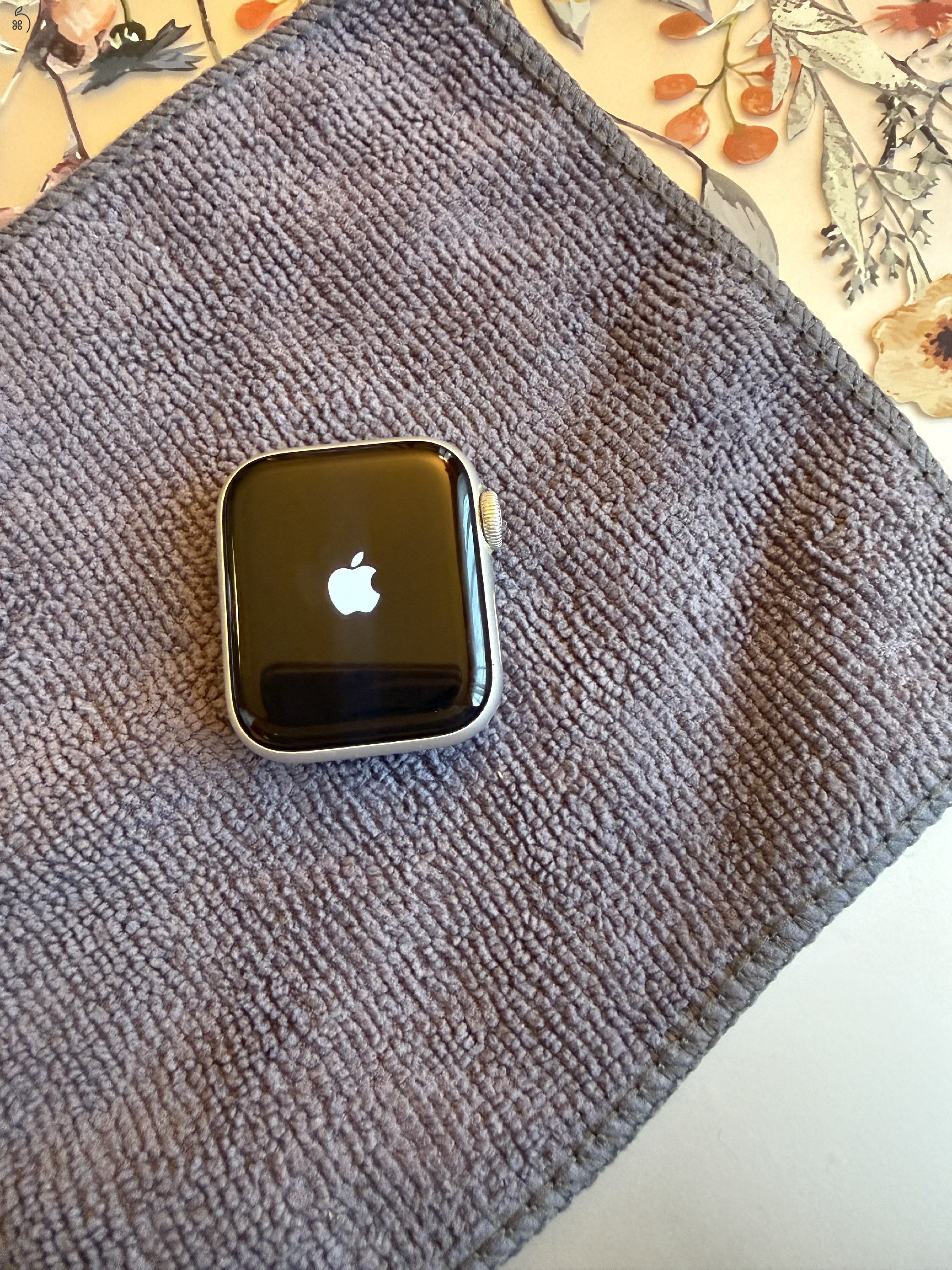 ELADÓ Apple Watch SE2 Cellular 40mm Silver Aluminimum Case óra makulátlan állapotban.