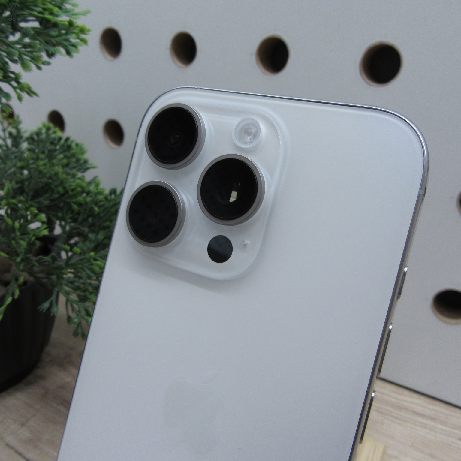 Apple iPhone 16 Pro 128GB White használt, megkímélt, 92% akku, 6 hónap garancia