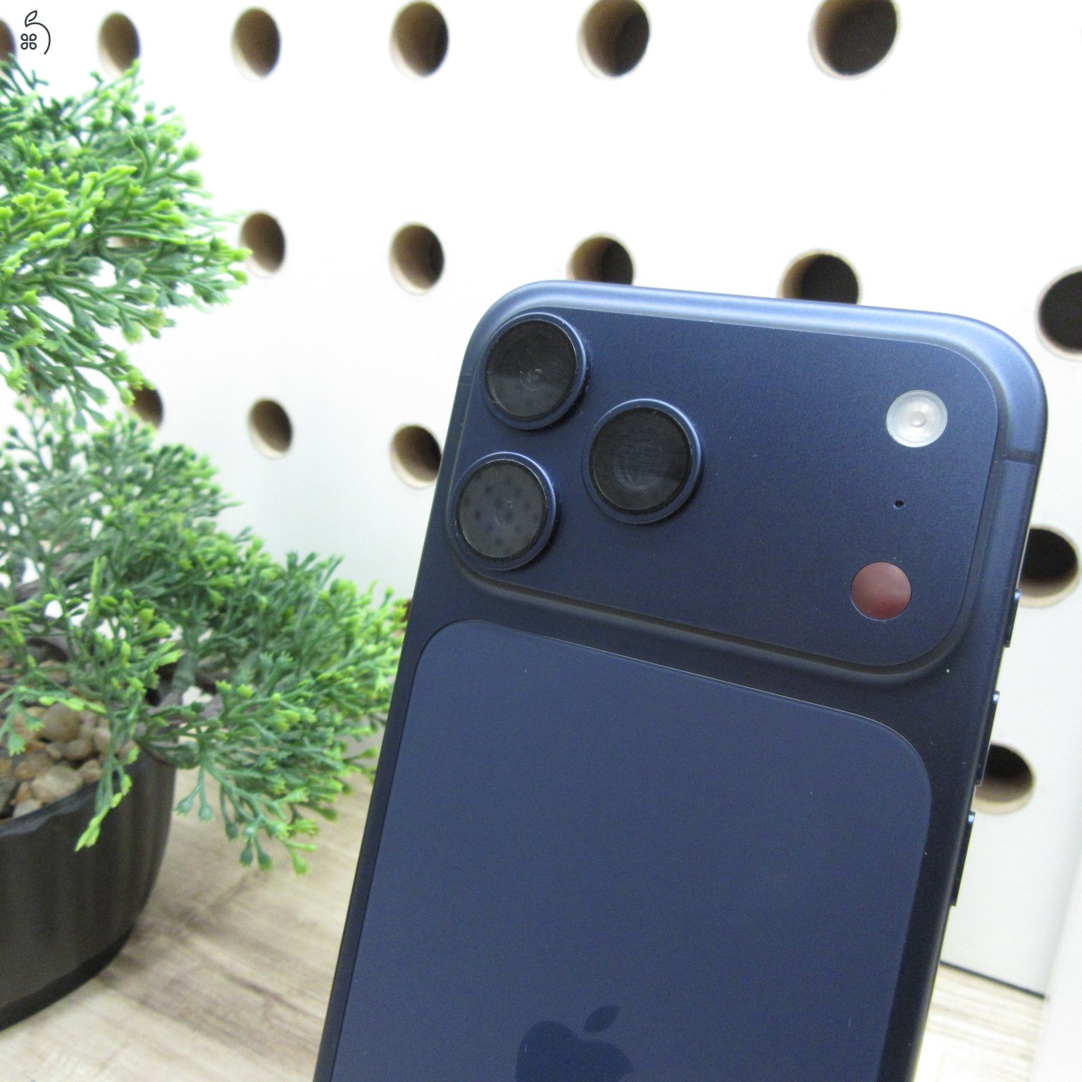 Apple iPhone 17 Pro Max 256GB Deep Blue használt, karcmentes, 100% akku, garancia 2026-09-28-ig