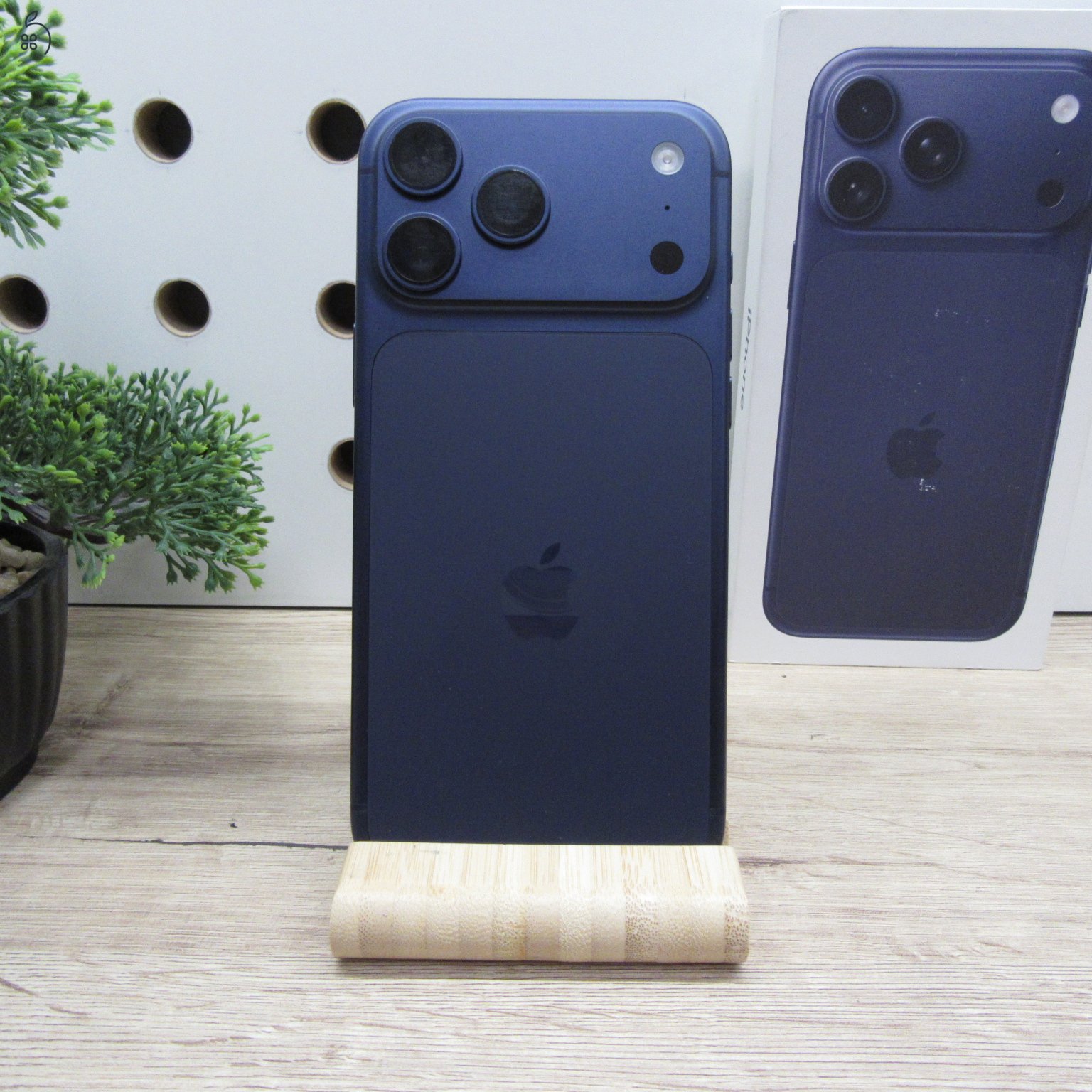 Apple iPhone 17 Pro Max 256GB Deep Blue használt, karcmentes, 100% akku, garancia 2026-09-28-ig