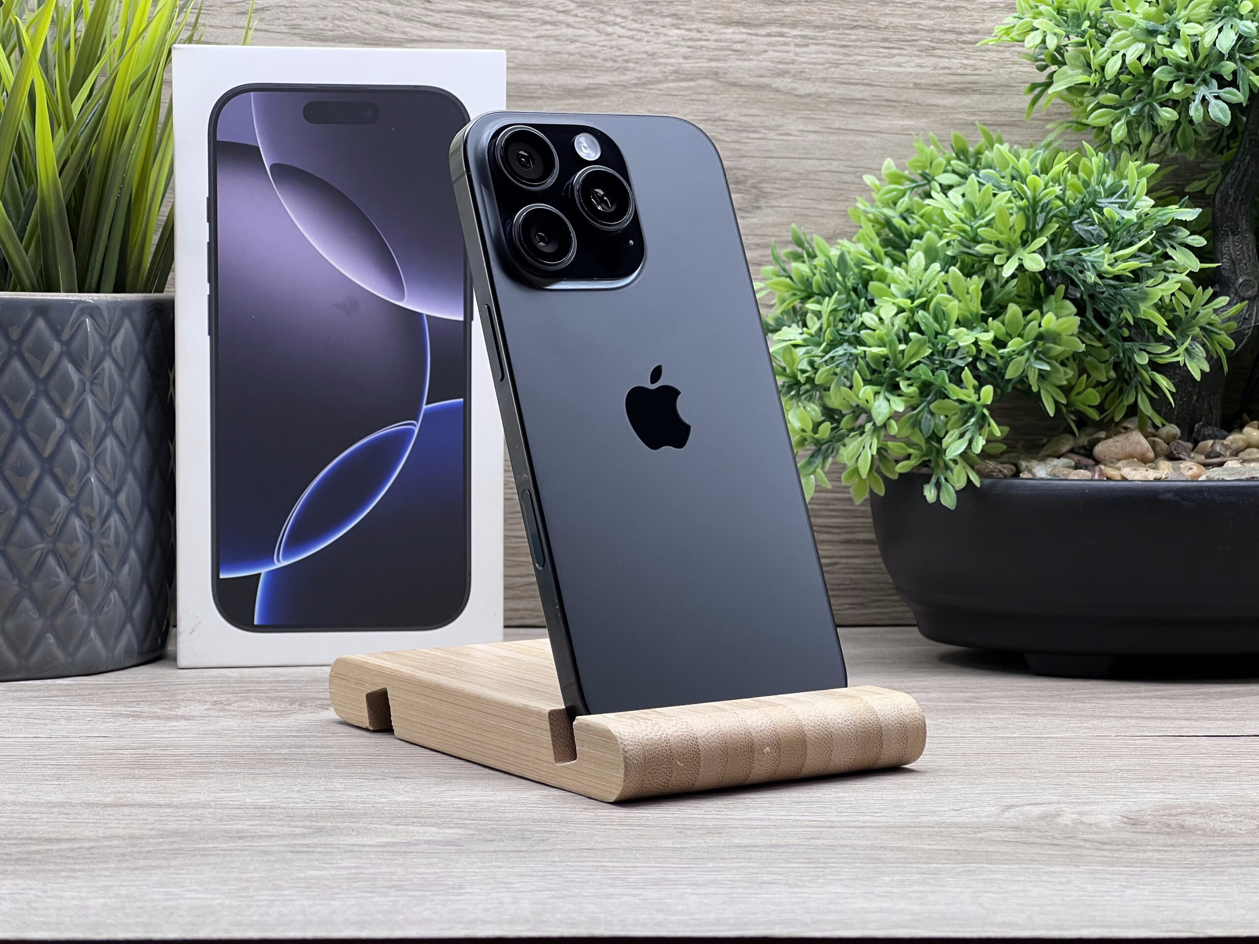 iPhone 16 Pro Black Titanium 256GB 2 ÉV Garanciával Számlával 93% Akku