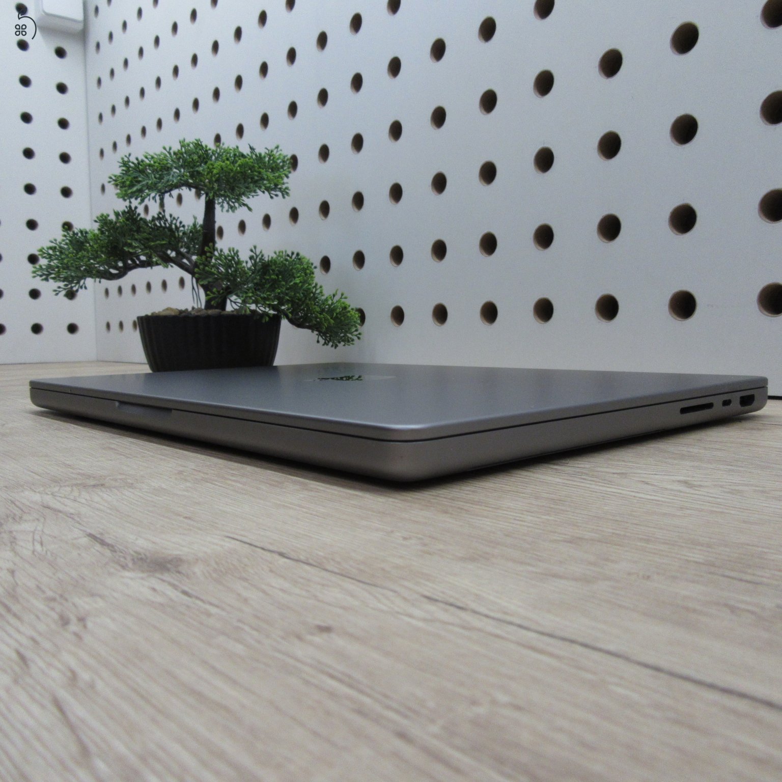 Apple MacBook Pro 14 (2021) M1 Pro 16GB/500GB – használt, szép – 86% akku