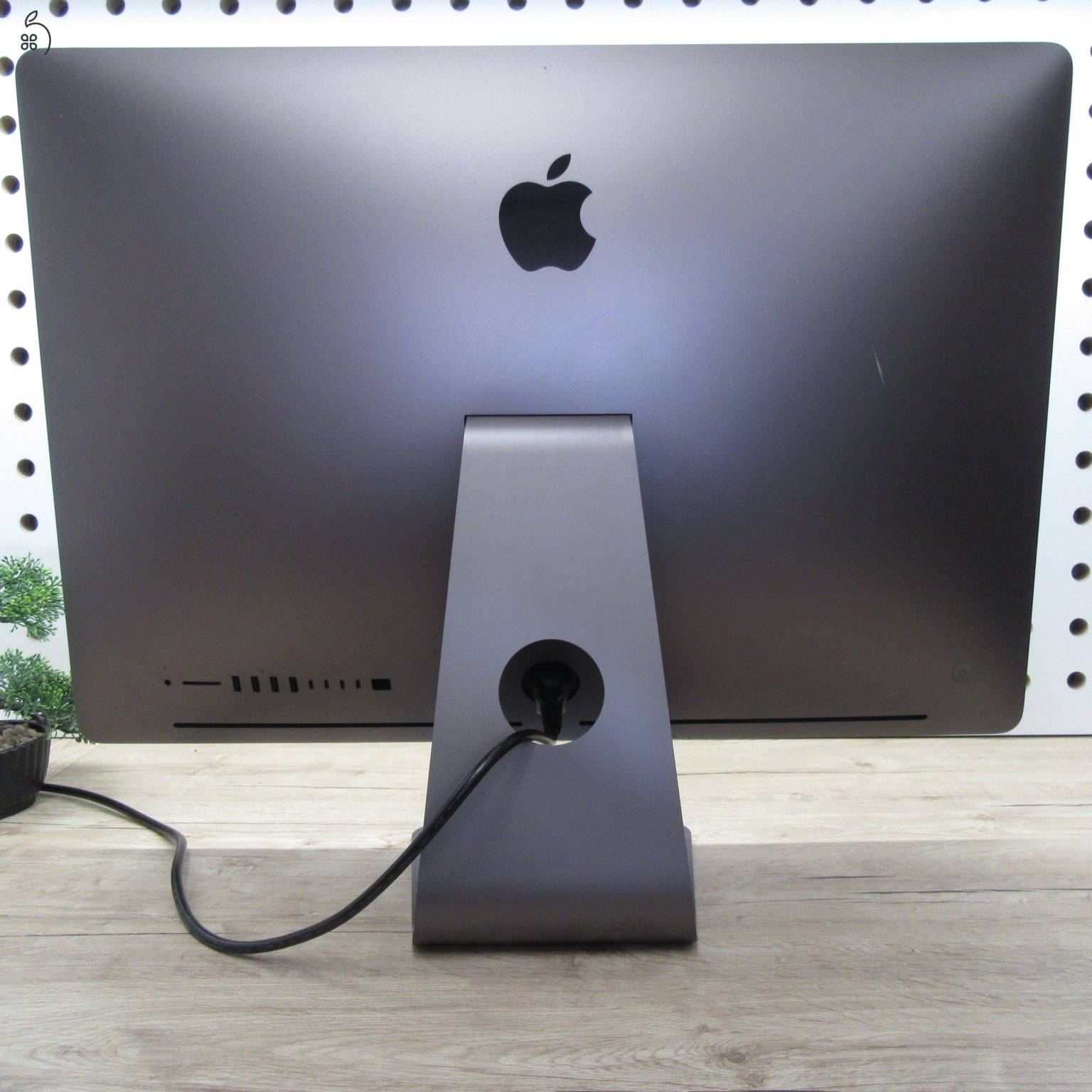 Apple iMac Pro 27 5K (2017) Xeon W 3,2GHz Vega 64 16GB / 128GB / 1TB SSD – használt – 6 hónap garancia