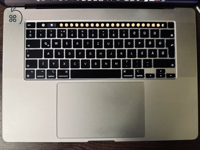 2019 MacBook Pro 16” I9 16/1Tb, Silver szép állapotban