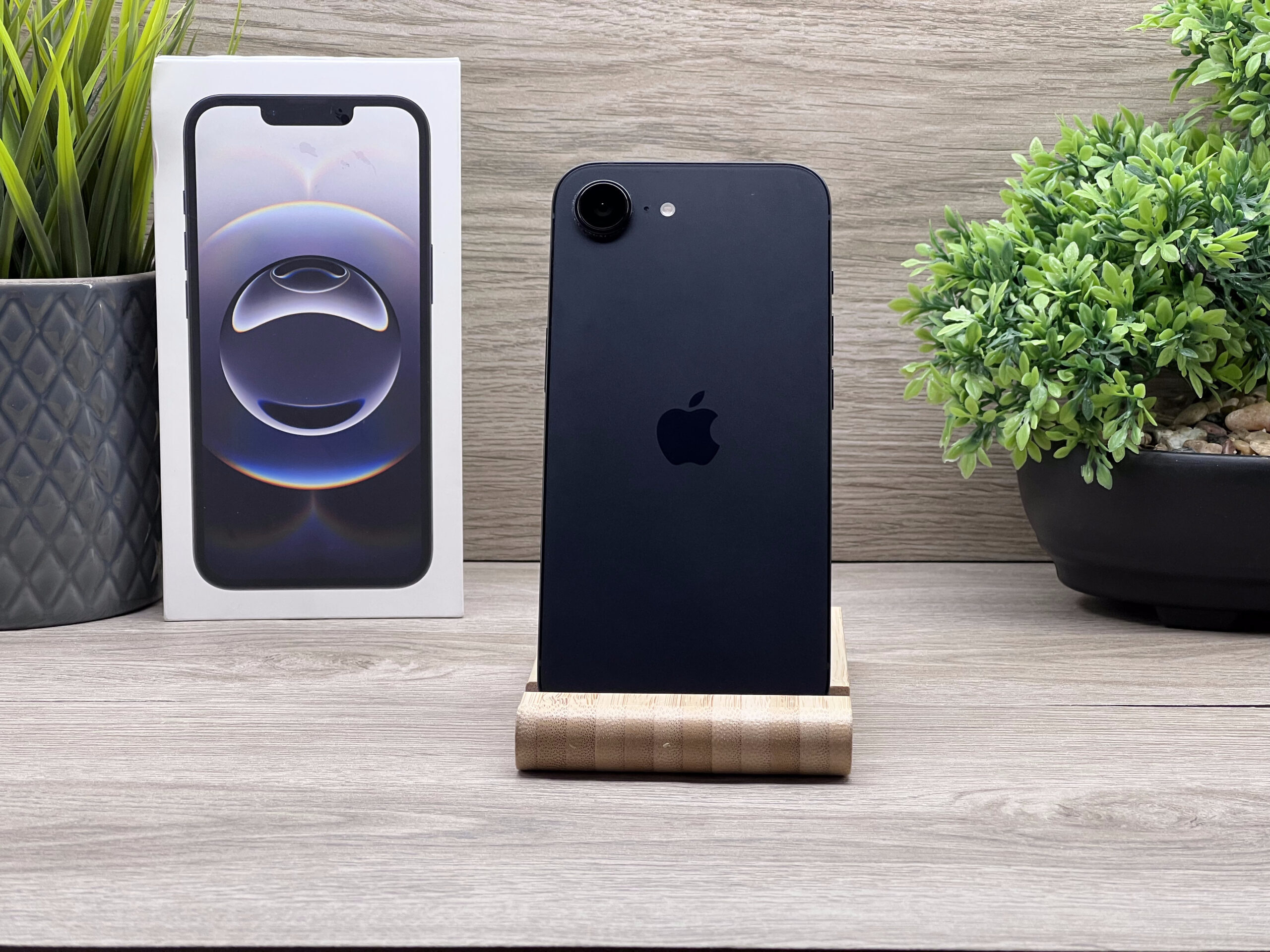 iPhone 16E Black 128GB 2 ÉV Garanciával Számlával 100% Akku