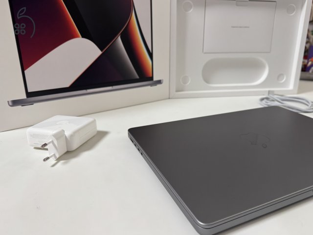 2021 Macbook Pro 14, M1 Pro (8 CPU, 14 GPU), 32GB, 1TB, Silver